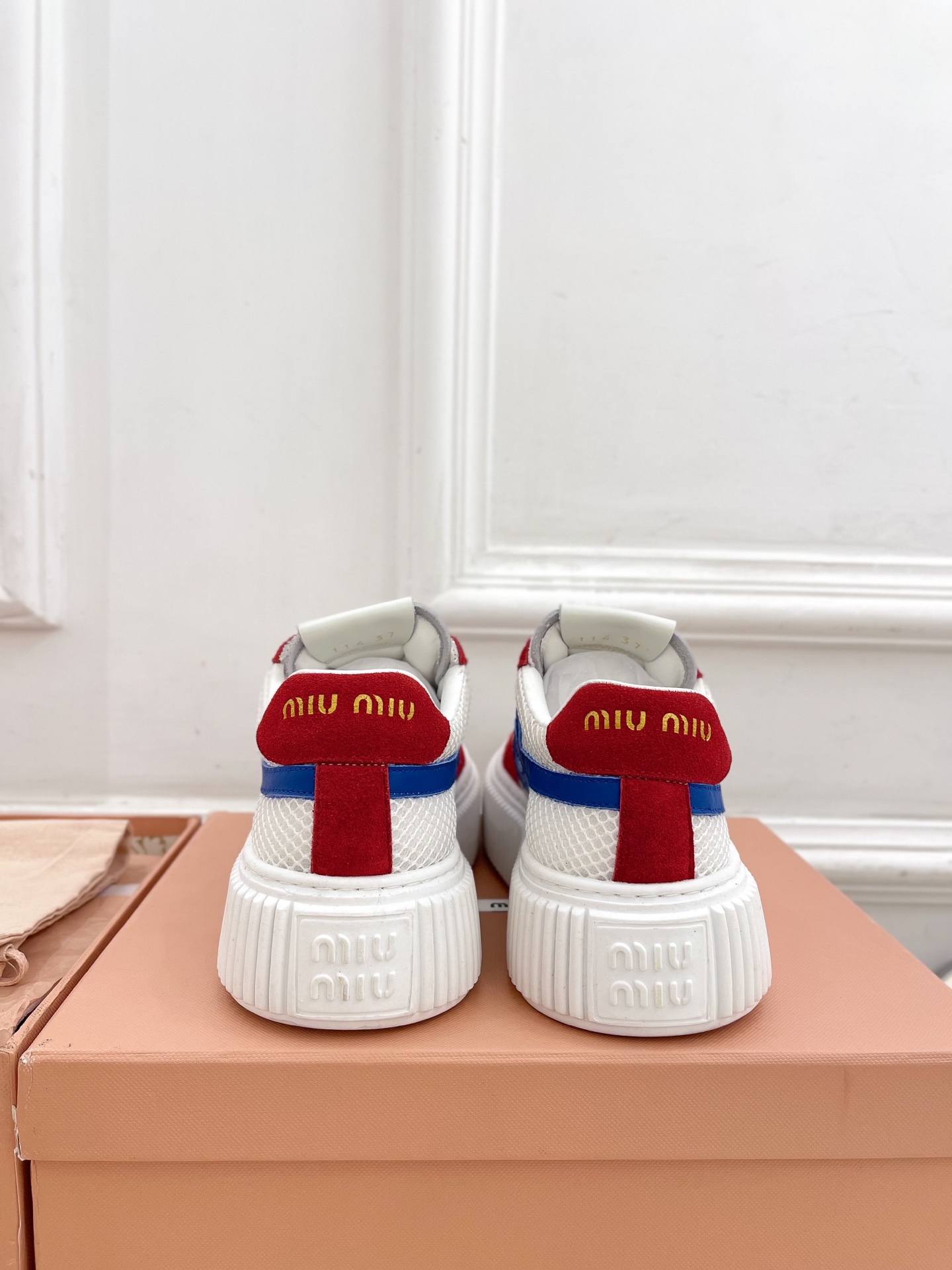 Miu Miu | 缪缪  25𝐬𝐬

🖤2025早春新品 专柜主打最新走秀款 厚底拼色饼干鞋休闲鞋火爆
