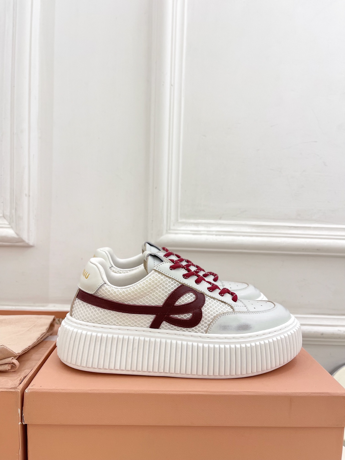 Miu Miu | 缪缪  25𝐬𝐬

🖤2025早春新品 专柜主打最新走秀款 厚底拼色饼干鞋休闲鞋火爆