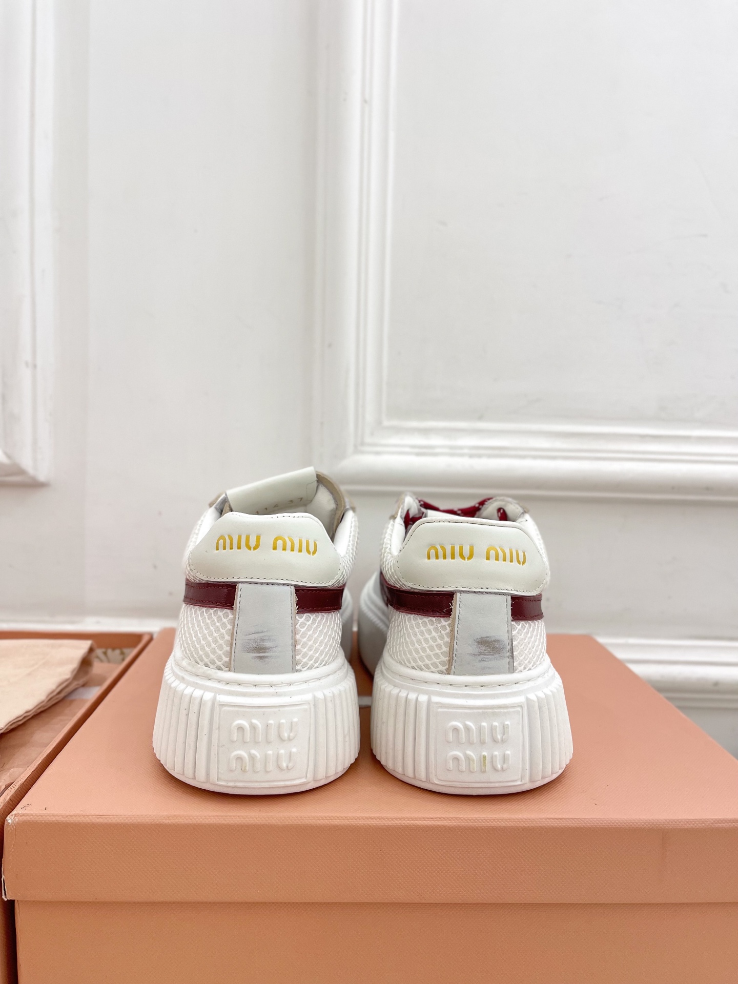 Miu Miu | 缪缪  25𝐬𝐬

🖤2025早春新品 专柜主打最新走秀款 厚底拼色饼干鞋休闲鞋火爆