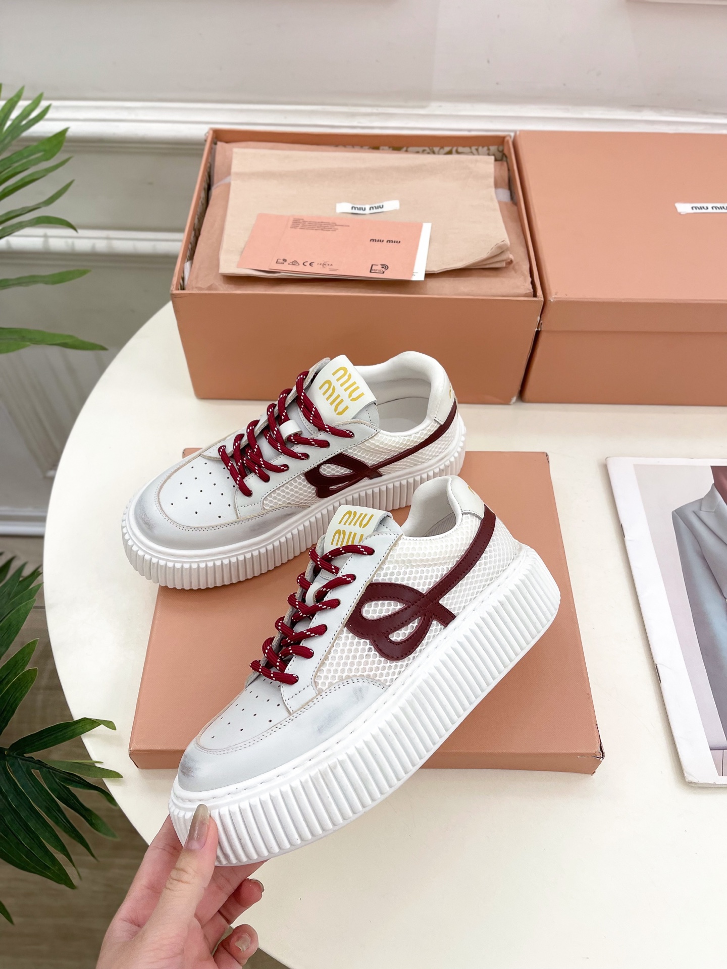 Miu Miu | 缪缪  25𝐬𝐬

🖤2025早春新品 专柜主打最新走秀款 厚底拼色饼干鞋休闲鞋火爆