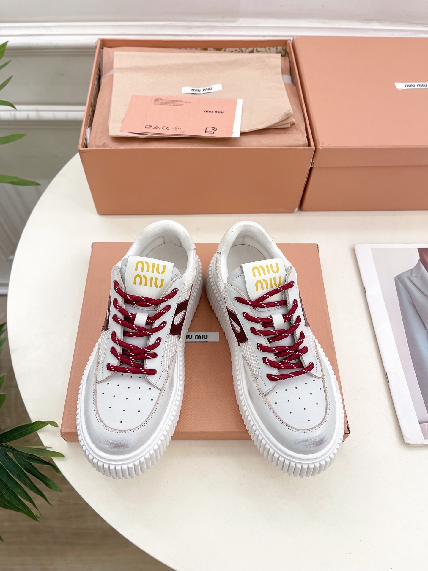 Miu Miu | 缪缪  25𝐬𝐬

🖤2025早春新品 专柜主打最新走秀款 厚底拼色饼干鞋休闲鞋火爆