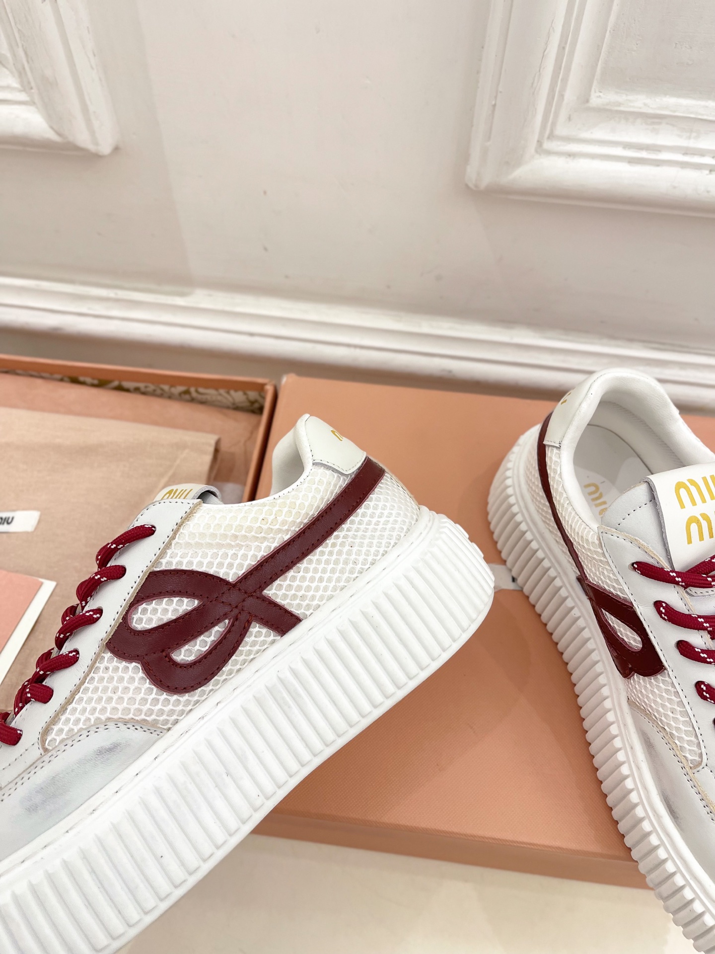 Miu Miu | 缪缪  25𝐬𝐬

🖤2025早春新品 专柜主打最新走秀款 厚底拼色饼干鞋休闲鞋火爆