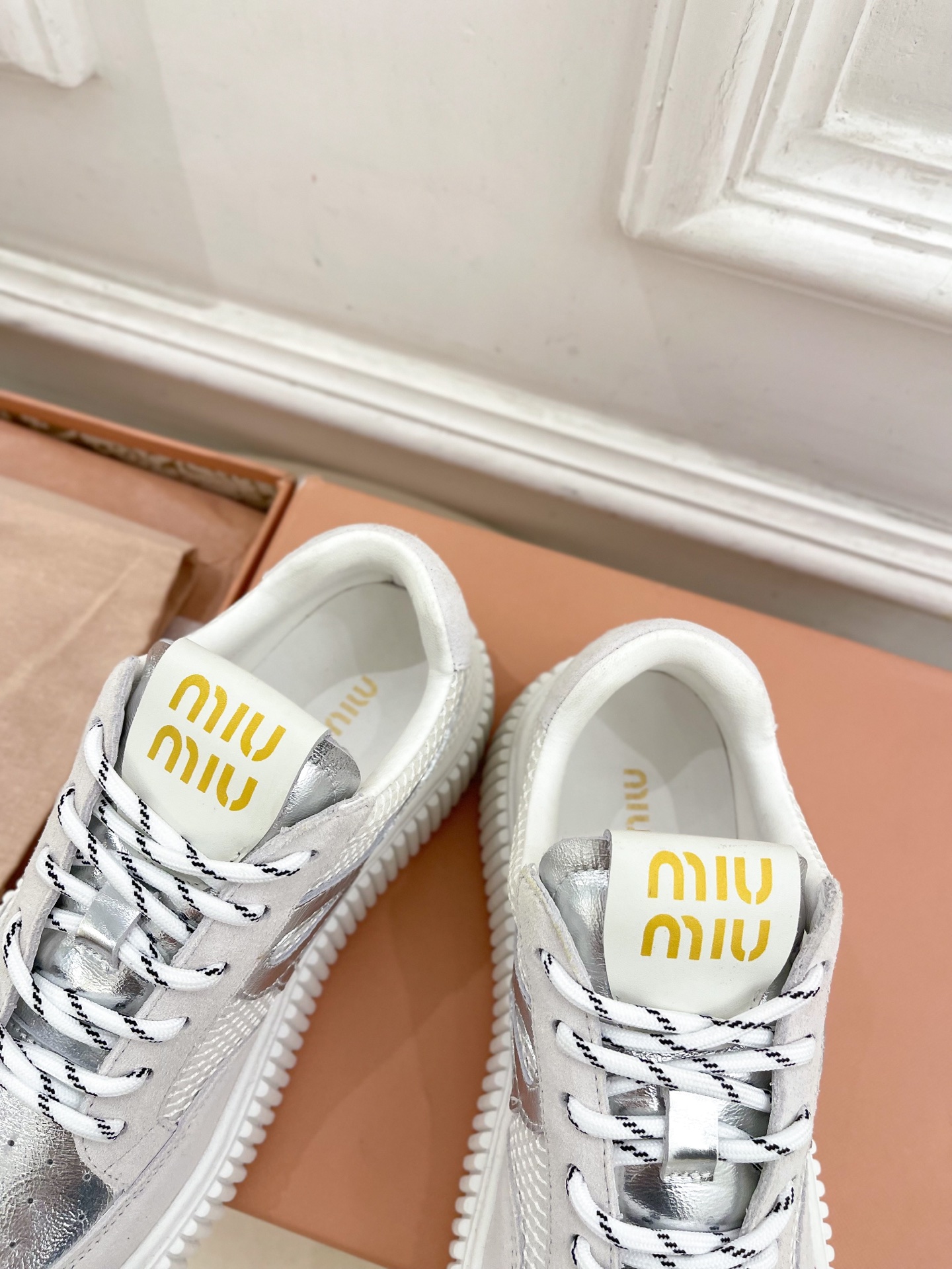 Miu Miu | 缪缪  25𝐬𝐬

🖤2025早春新品 专柜主打最新走秀款 厚底拼色饼干鞋休闲鞋火爆