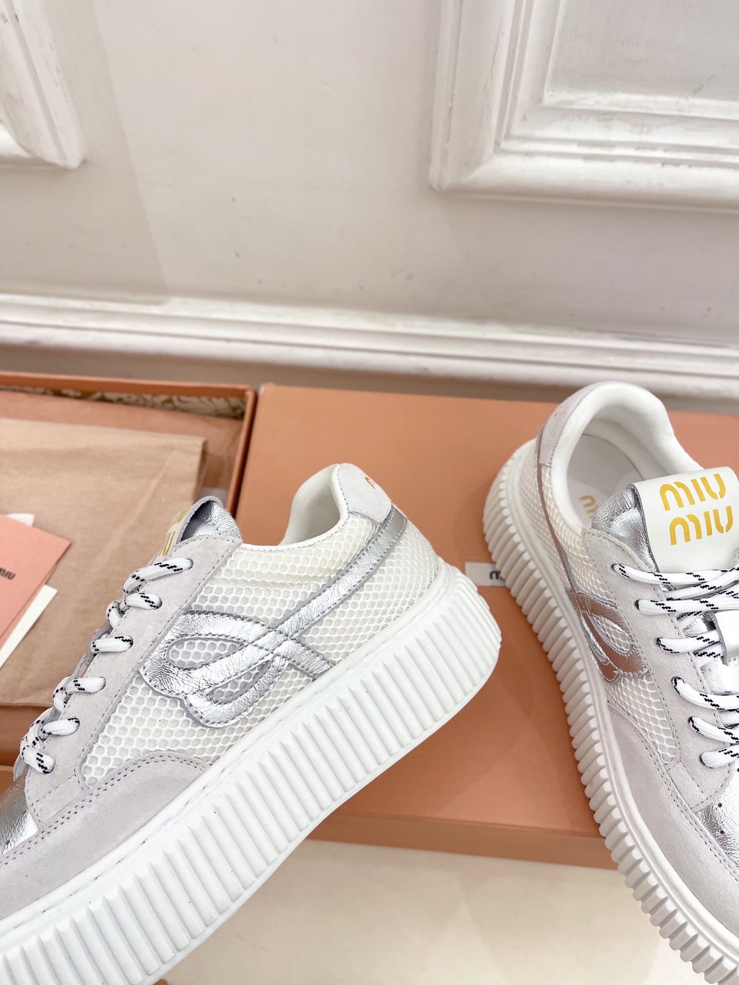 Miu Miu | 缪缪  25𝐬𝐬

🖤2025早春新品 专柜主打最新走秀款 厚底拼色饼干鞋休闲鞋火爆