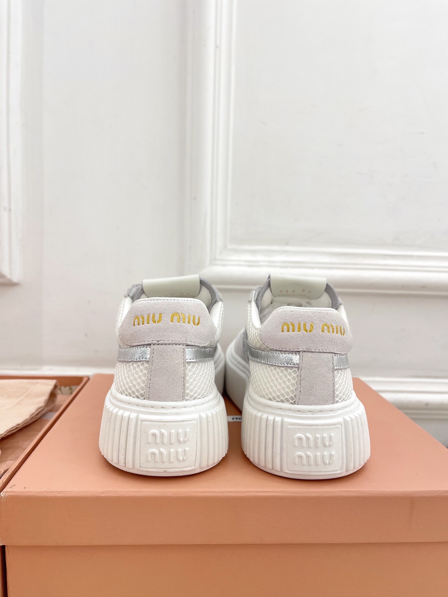 Miu Miu | 缪缪  25𝐬𝐬

🖤2025早春新品 专柜主打最新走秀款 厚底拼色饼干鞋休闲鞋火爆
