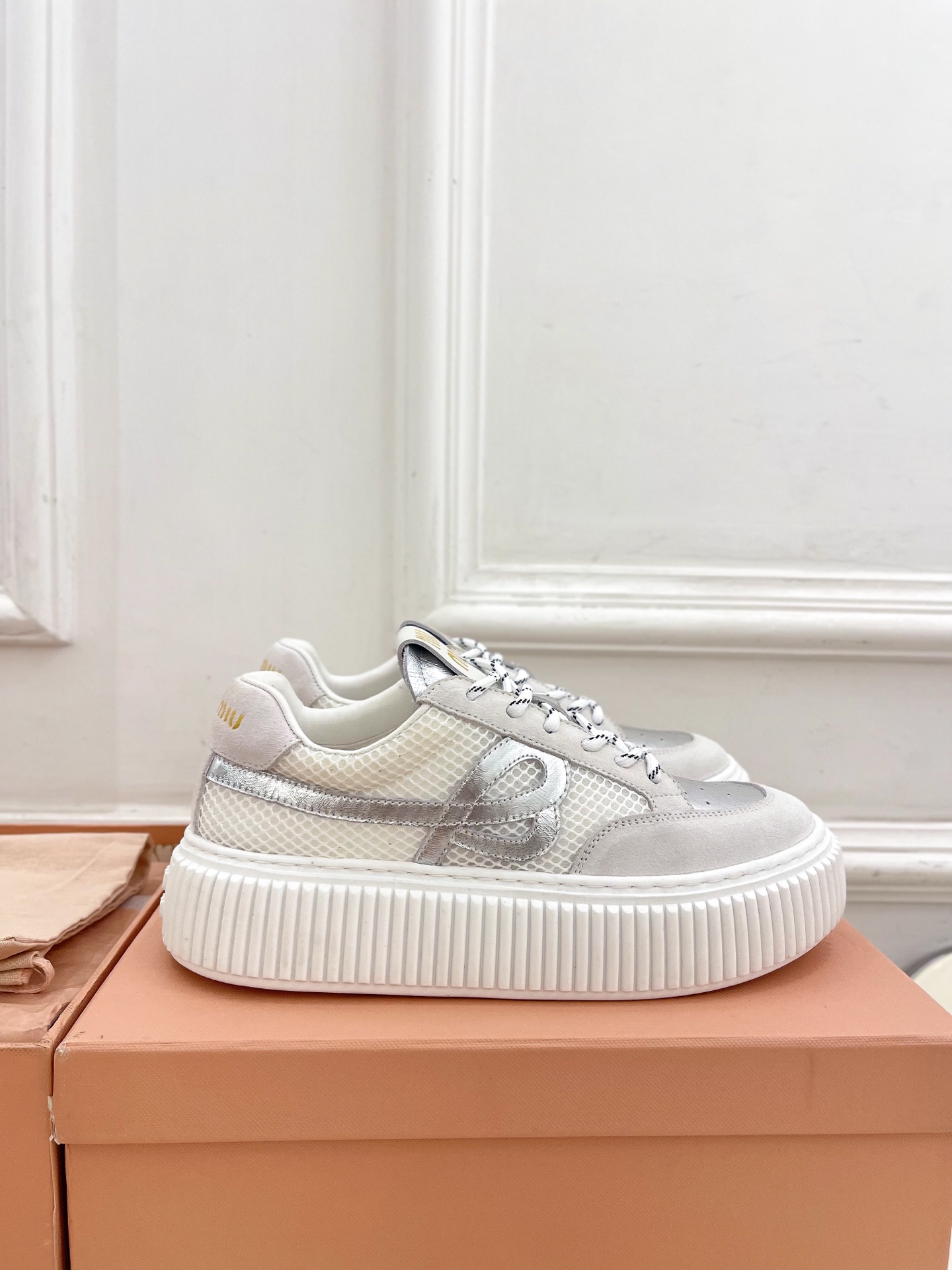 Miu Miu | 缪缪  25𝐬𝐬

🖤2025早春新品 专柜主打最新走秀款 厚底拼色饼干鞋休闲鞋火爆