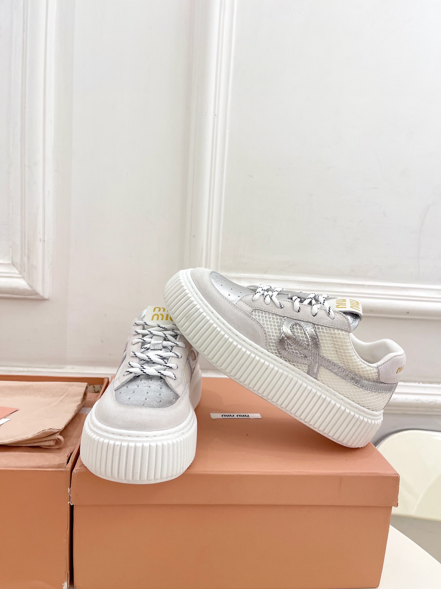Miu Miu | 缪缪  25𝐬𝐬

🖤2025早春新品 专柜主打最新走秀款 厚底拼色饼干鞋休闲鞋火爆