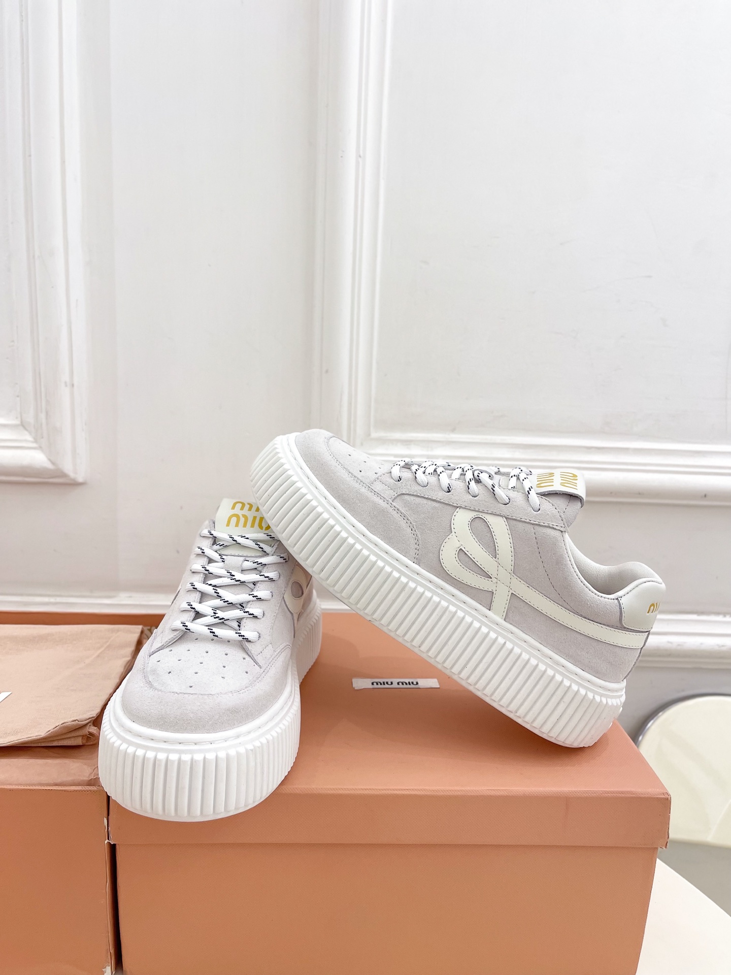 Miu Miu | 缪缪  25𝐬𝐬

🖤2025早春新品 专柜主打最新走秀款 厚底拼色饼干鞋休闲鞋火爆