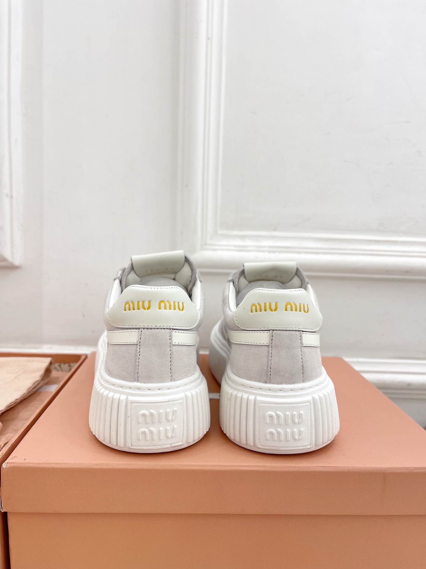 Miu Miu | 缪缪  25𝐬𝐬

🖤2025早春新品 专柜主打最新走秀款 厚底拼色饼干鞋休闲鞋火爆