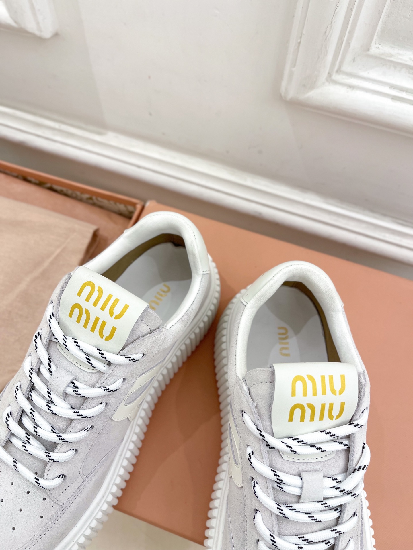 Miu Miu | 缪缪  25𝐬𝐬

🖤2025早春新品 专柜主打最新走秀款 厚底拼色饼干鞋休闲鞋火爆