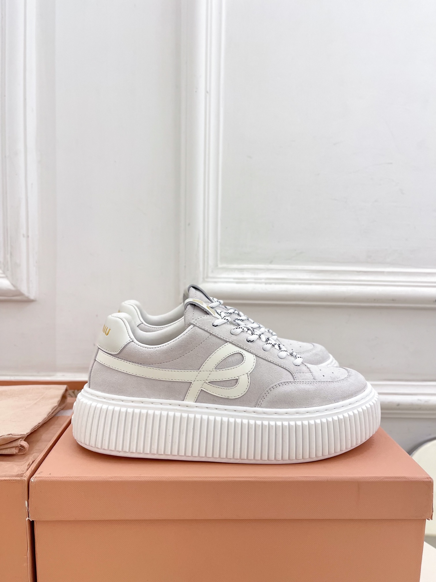 Miu Miu | 缪缪  25𝐬𝐬

🖤2025早春新品 专柜主打最新走秀款 厚底拼色饼干鞋休闲鞋火爆