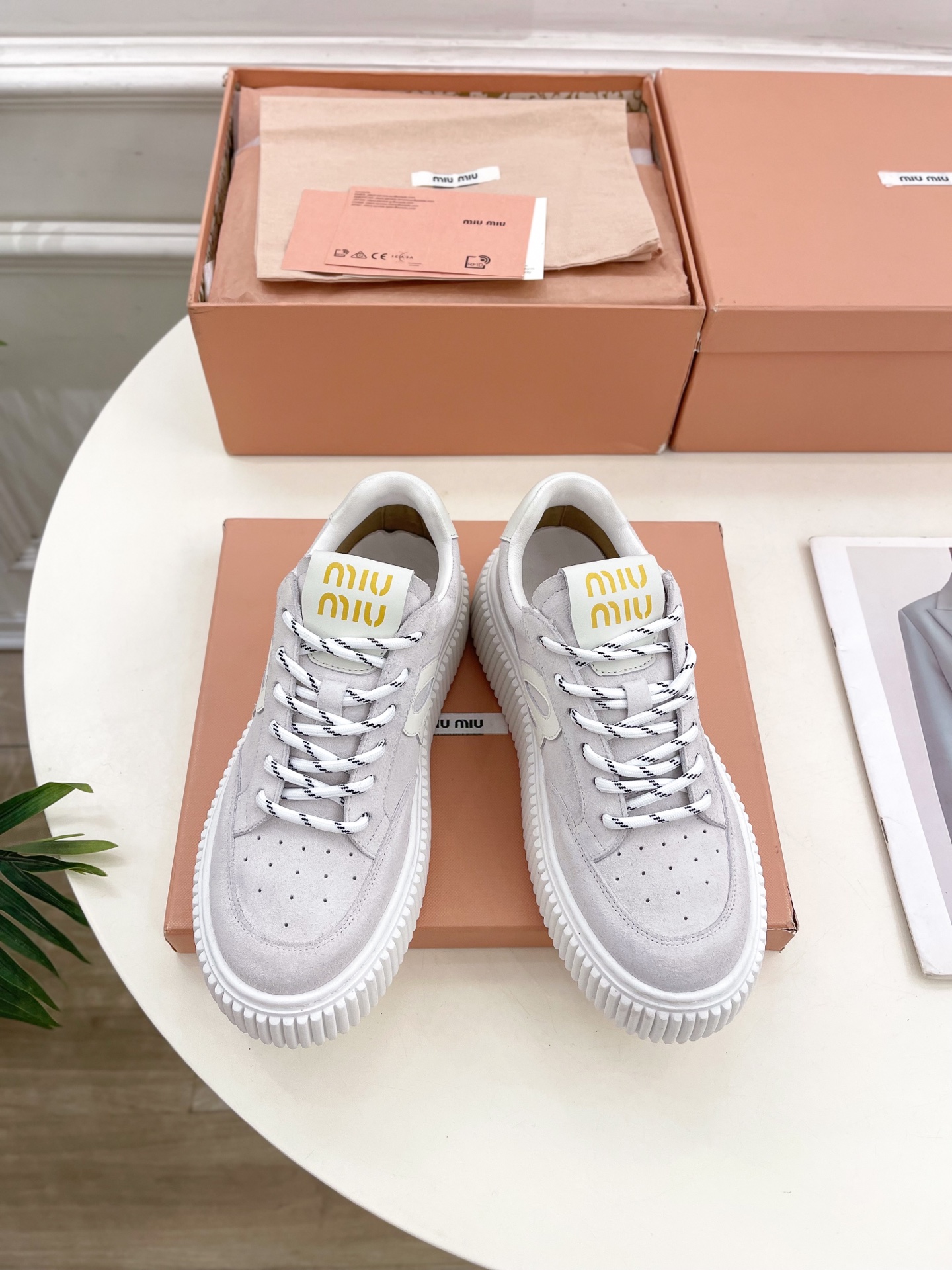 Miu Miu | 缪缪  25𝐬𝐬

🖤2025早春新品 专柜主打最新走秀款 厚底拼色饼干鞋休闲鞋火爆