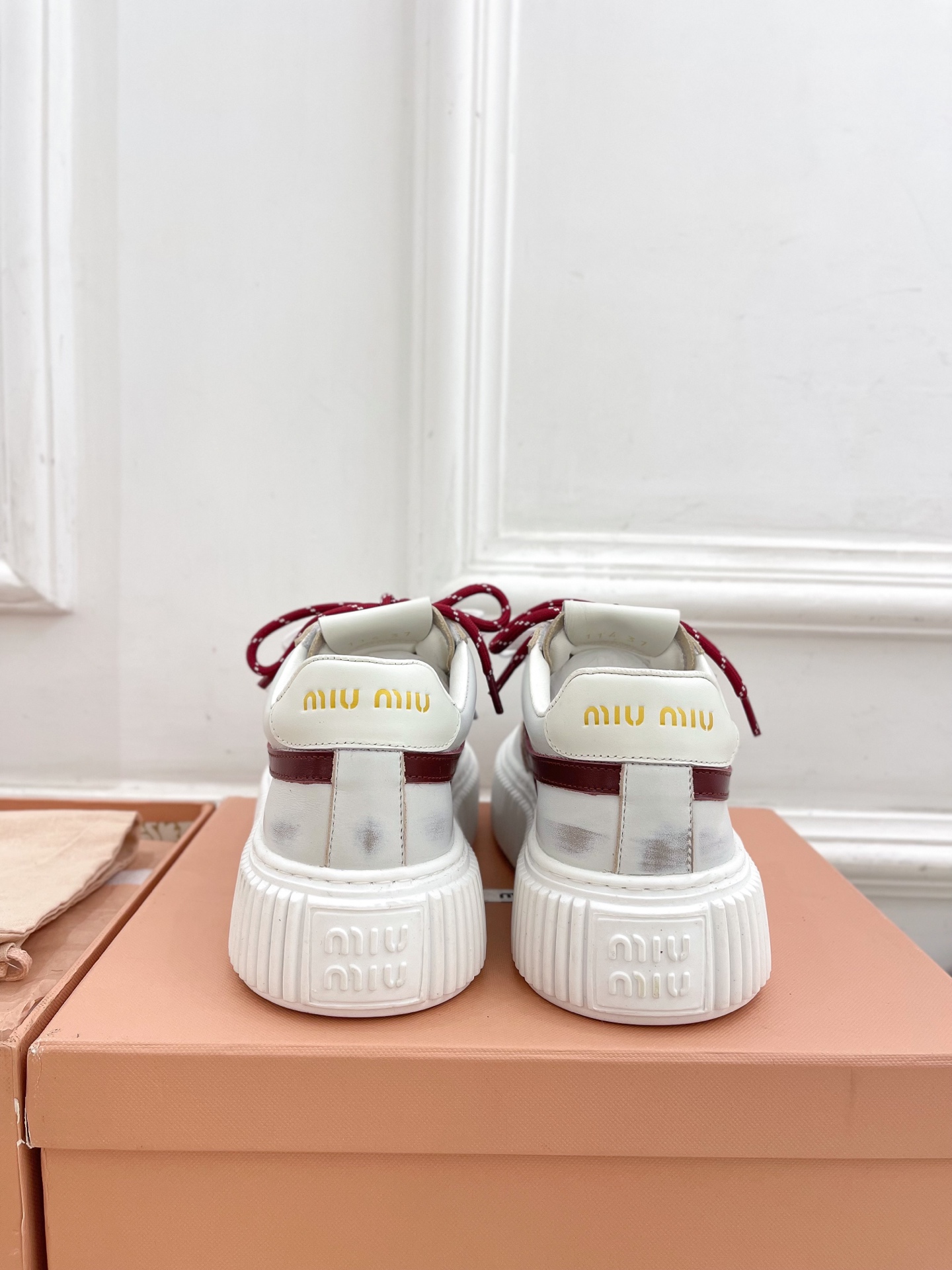 Miu Miu | 缪缪  25𝐬𝐬

🖤2025早春新品 专柜主打最新走秀款 厚底拼色饼干鞋休闲鞋火爆