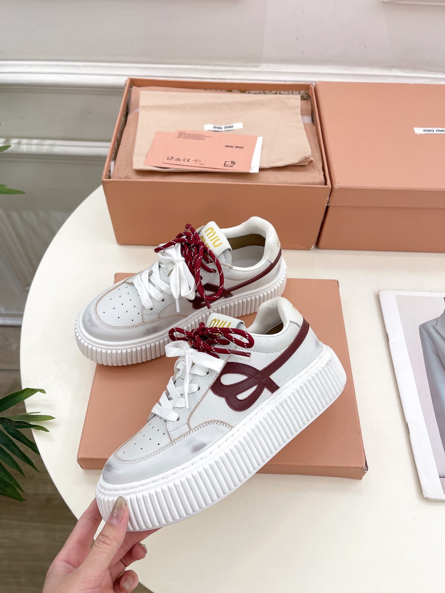 Miu Miu | 缪缪  25𝐬𝐬

🖤2025早春新品 专柜主打最新走秀款 厚底拼色饼干鞋休闲鞋火爆