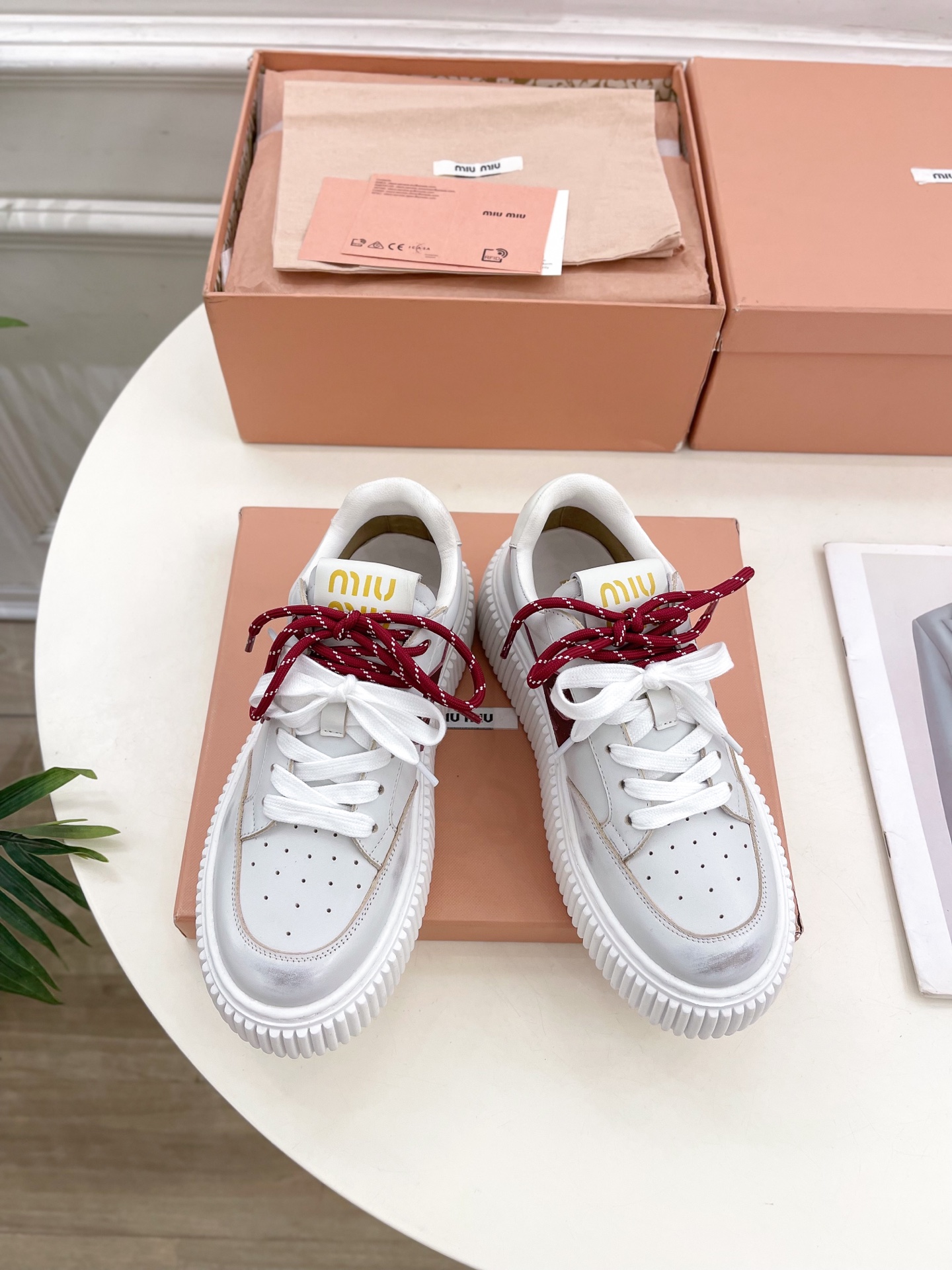 Miu Miu | 缪缪  25𝐬𝐬

🖤2025早春新品 专柜主打最新走秀款 厚底拼色饼干鞋休闲鞋火爆