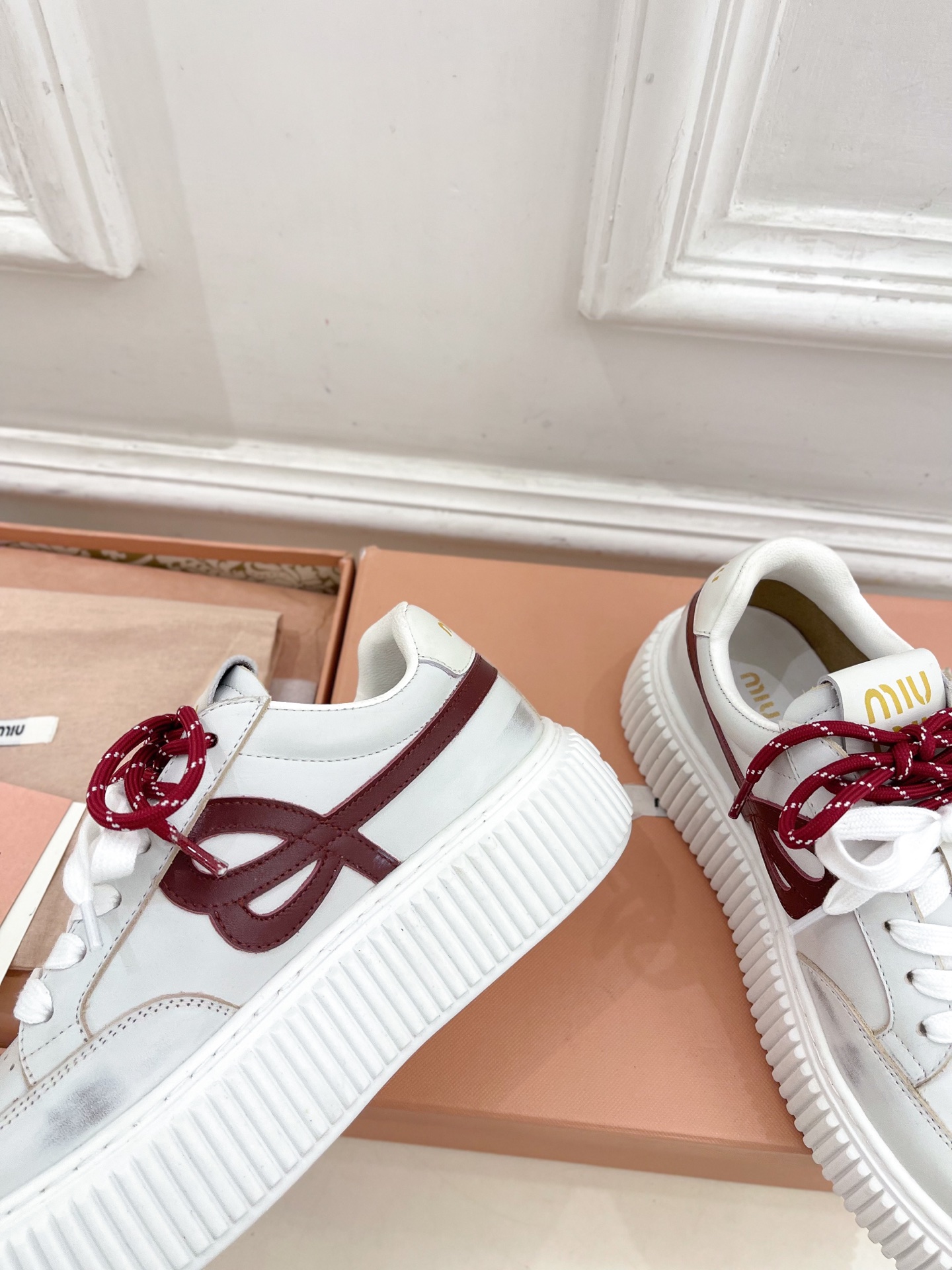 Miu Miu | 缪缪  25𝐬𝐬

🖤2025早春新品 专柜主打最新走秀款 厚底拼色饼干鞋休闲鞋火爆