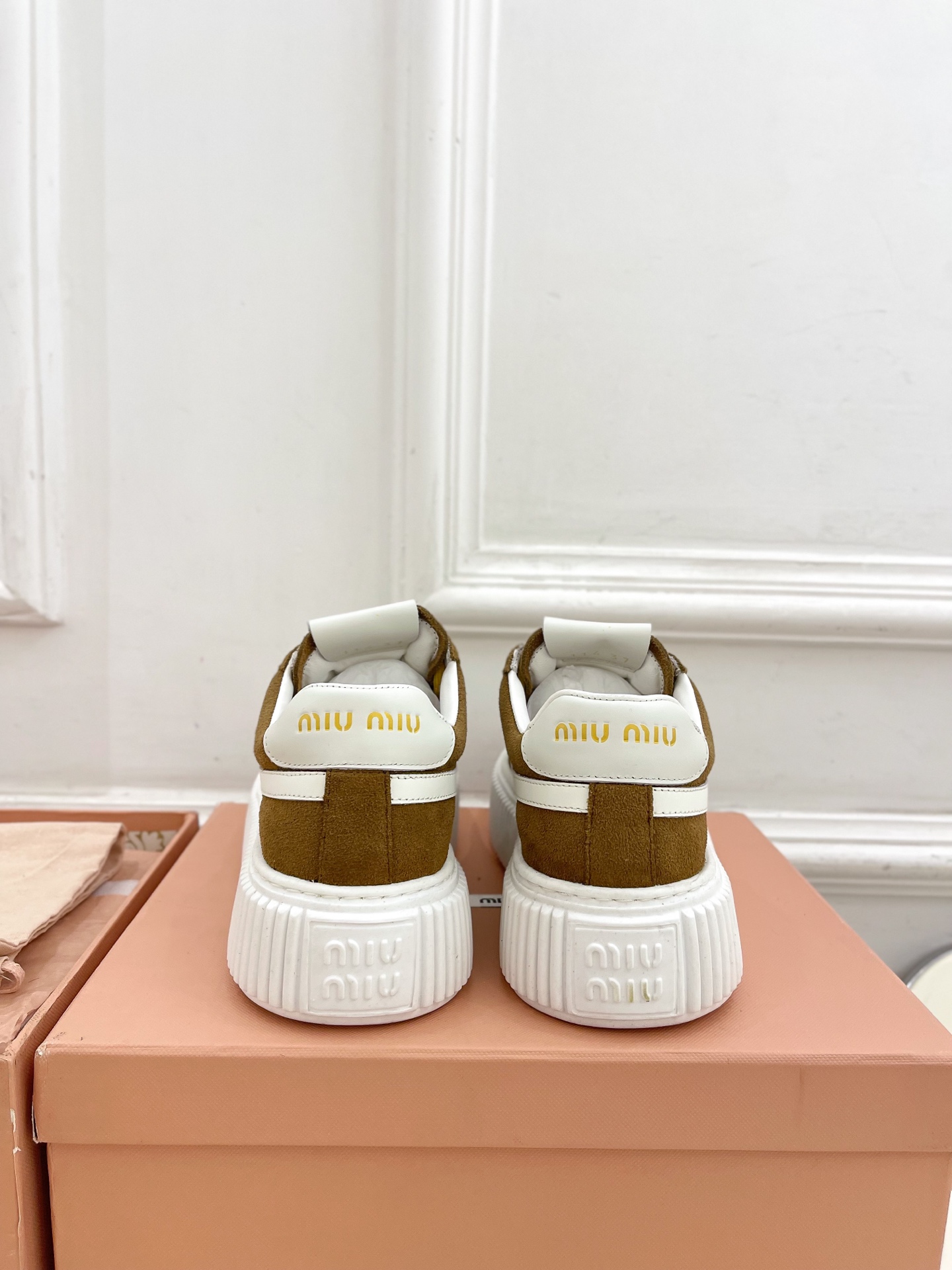 Miu Miu | 缪缪  25𝐬𝐬

🖤2025早春新品 专柜主打最新走秀款 厚底拼色饼干鞋休闲鞋火爆