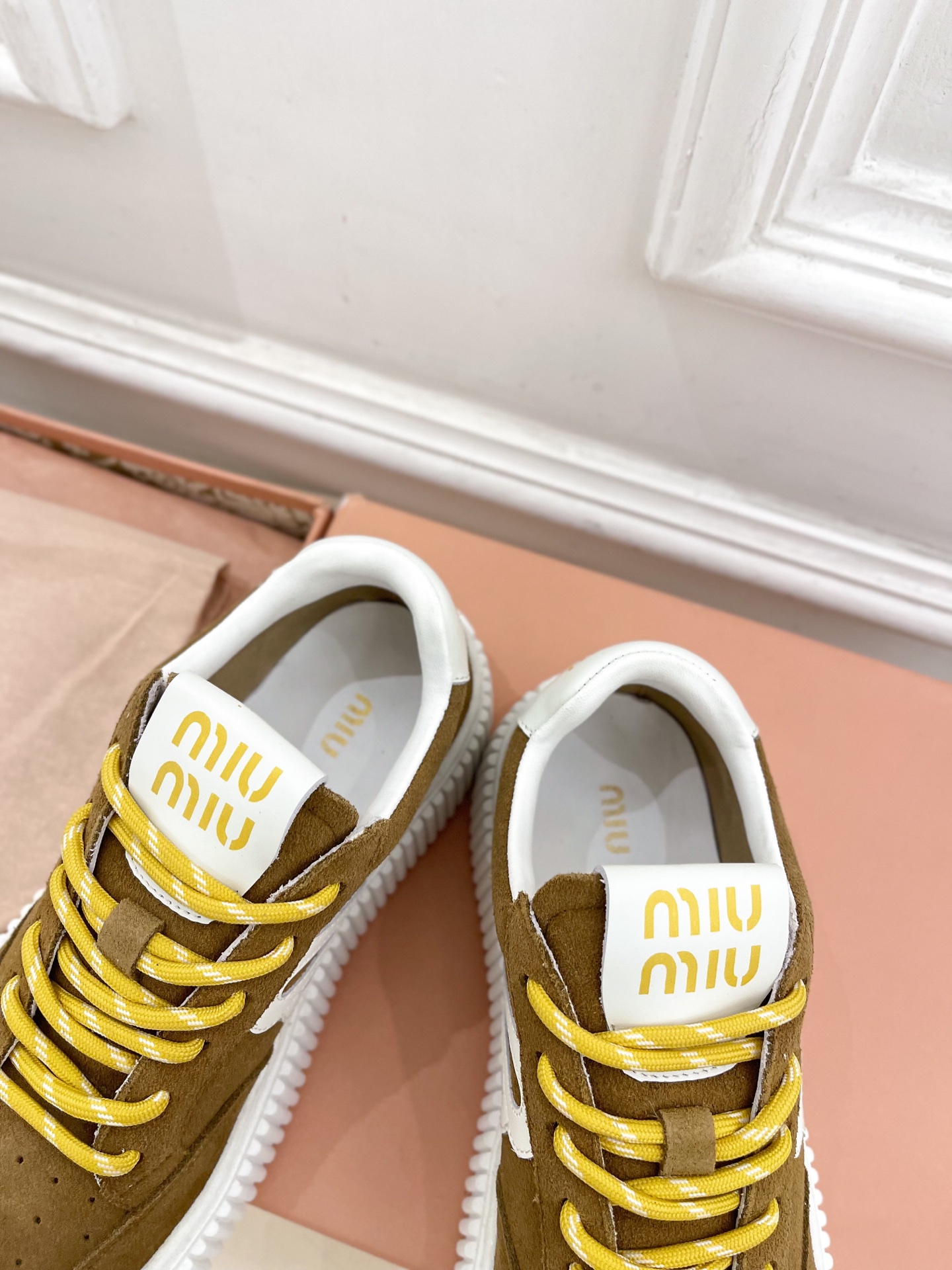 Miu Miu | 缪缪  25𝐬𝐬

🖤2025早春新品 专柜主打最新走秀款 厚底拼色饼干鞋休闲鞋火爆