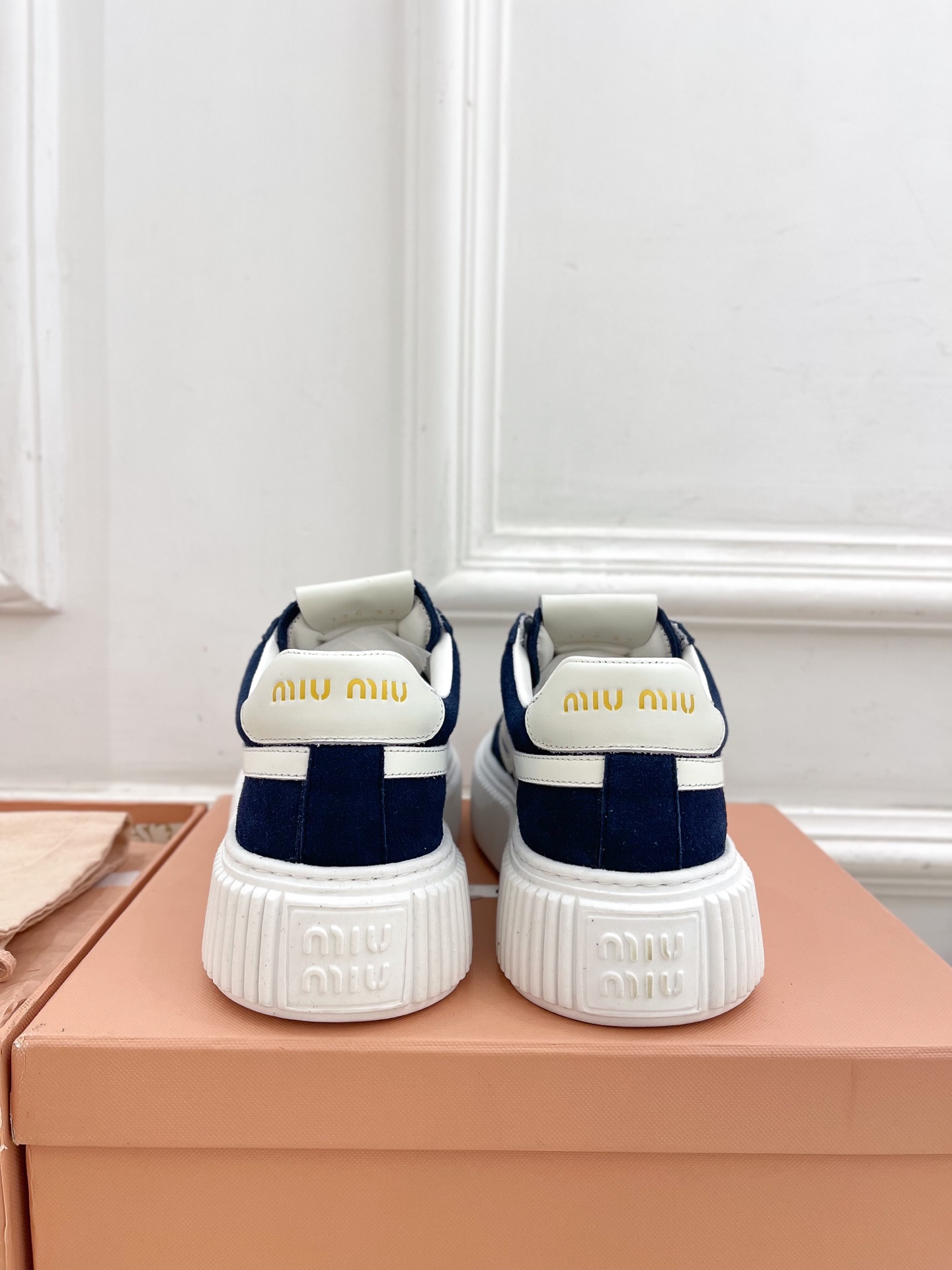 Miu Miu | 缪缪  25𝐬𝐬

🖤2025早春新品 专柜主打最新走秀款 厚底拼色饼干鞋休闲鞋火爆