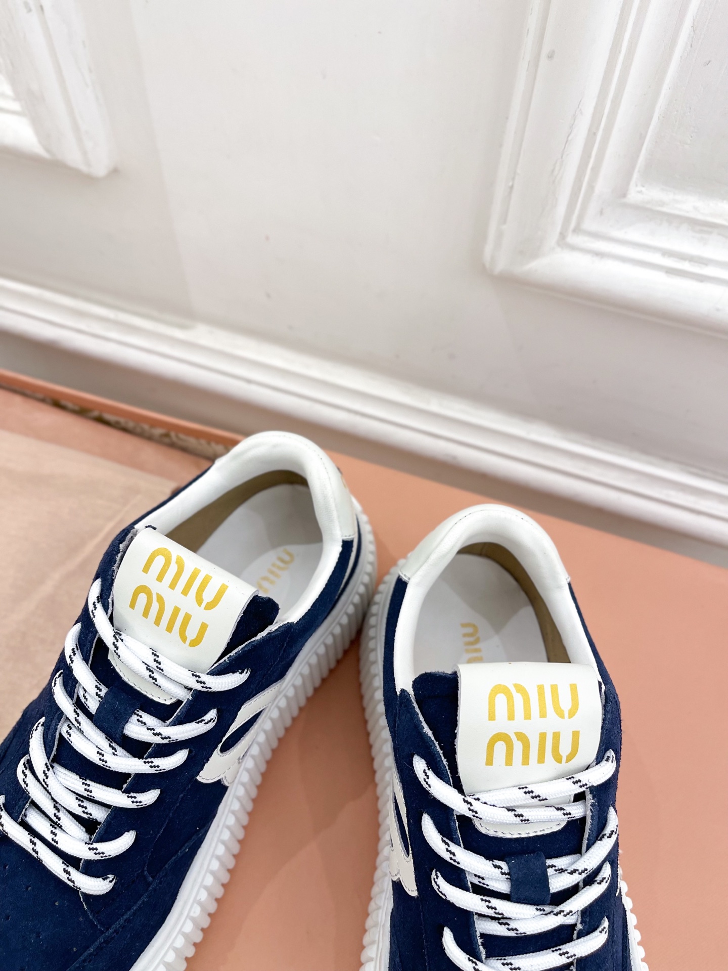 Miu Miu | 缪缪  25𝐬𝐬

🖤2025早春新品 专柜主打最新走秀款 厚底拼色饼干鞋休闲鞋火爆