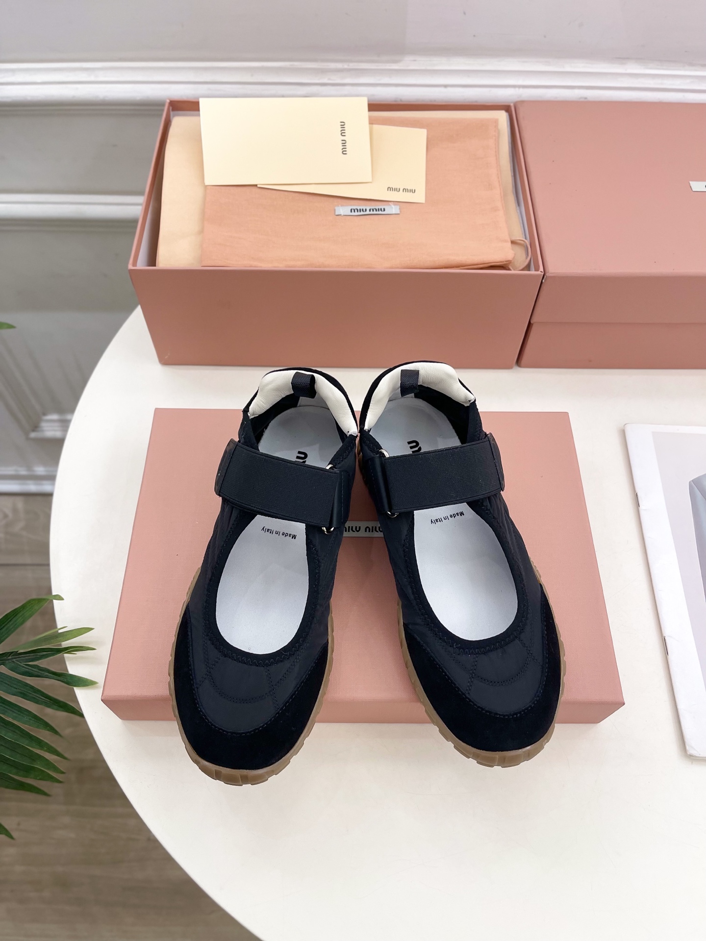 Miu Miu | 缪缪  25𝐬𝐬

🖤专柜主打最新秀款 2025早春新品Tyre系列魔术贴芭蕾平底鞋