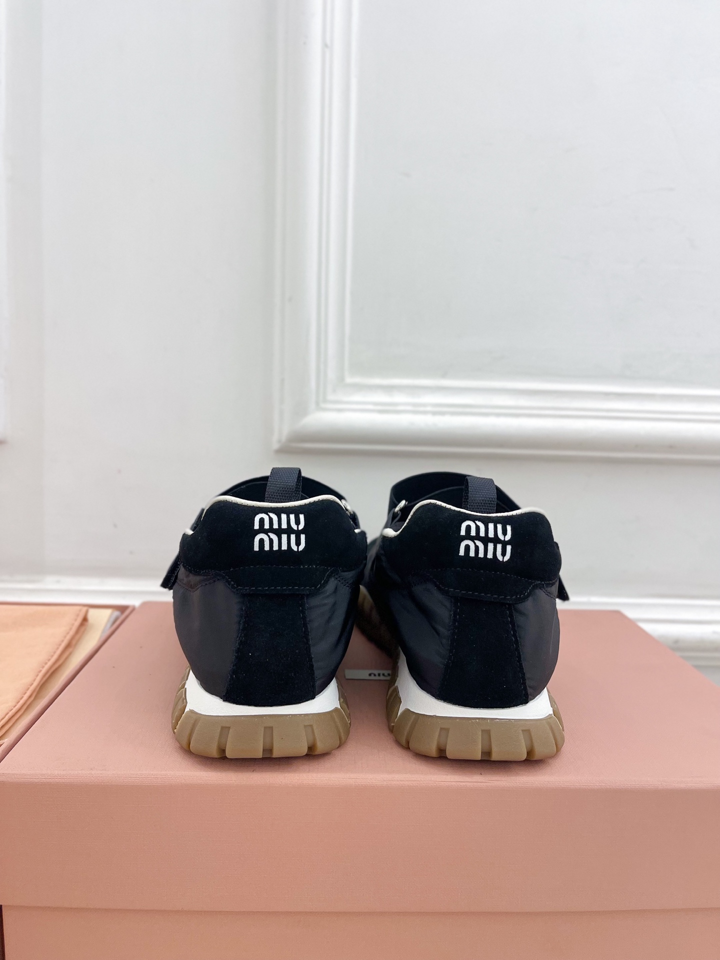 Miu Miu | 缪缪  25𝐬𝐬

🖤专柜主打最新秀款 2025早春新品Tyre系列魔术贴芭蕾平底鞋