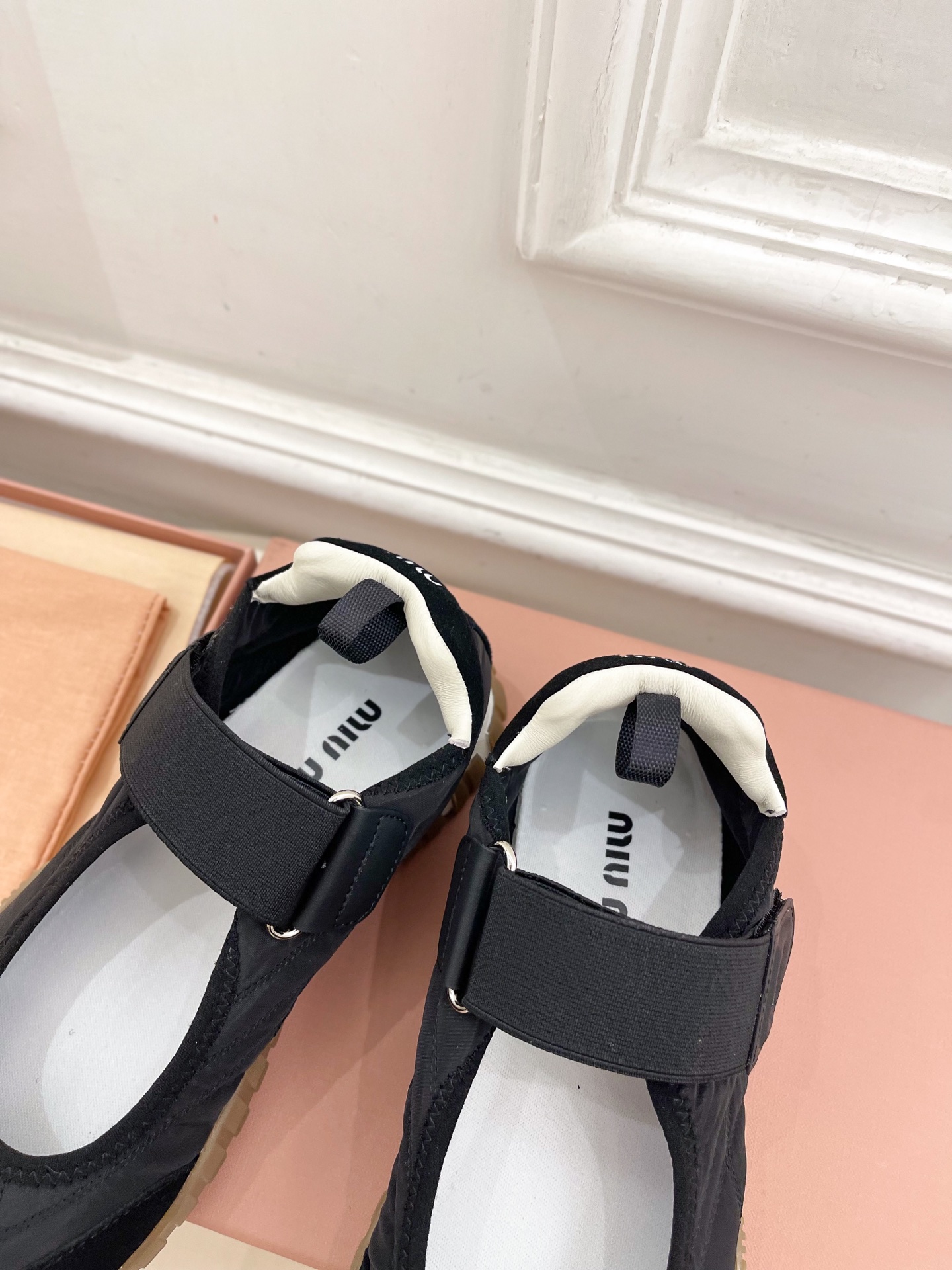 Miu Miu | 缪缪  25𝐬𝐬

🖤专柜主打最新秀款 2025早春新品Tyre系列魔术贴芭蕾平底鞋