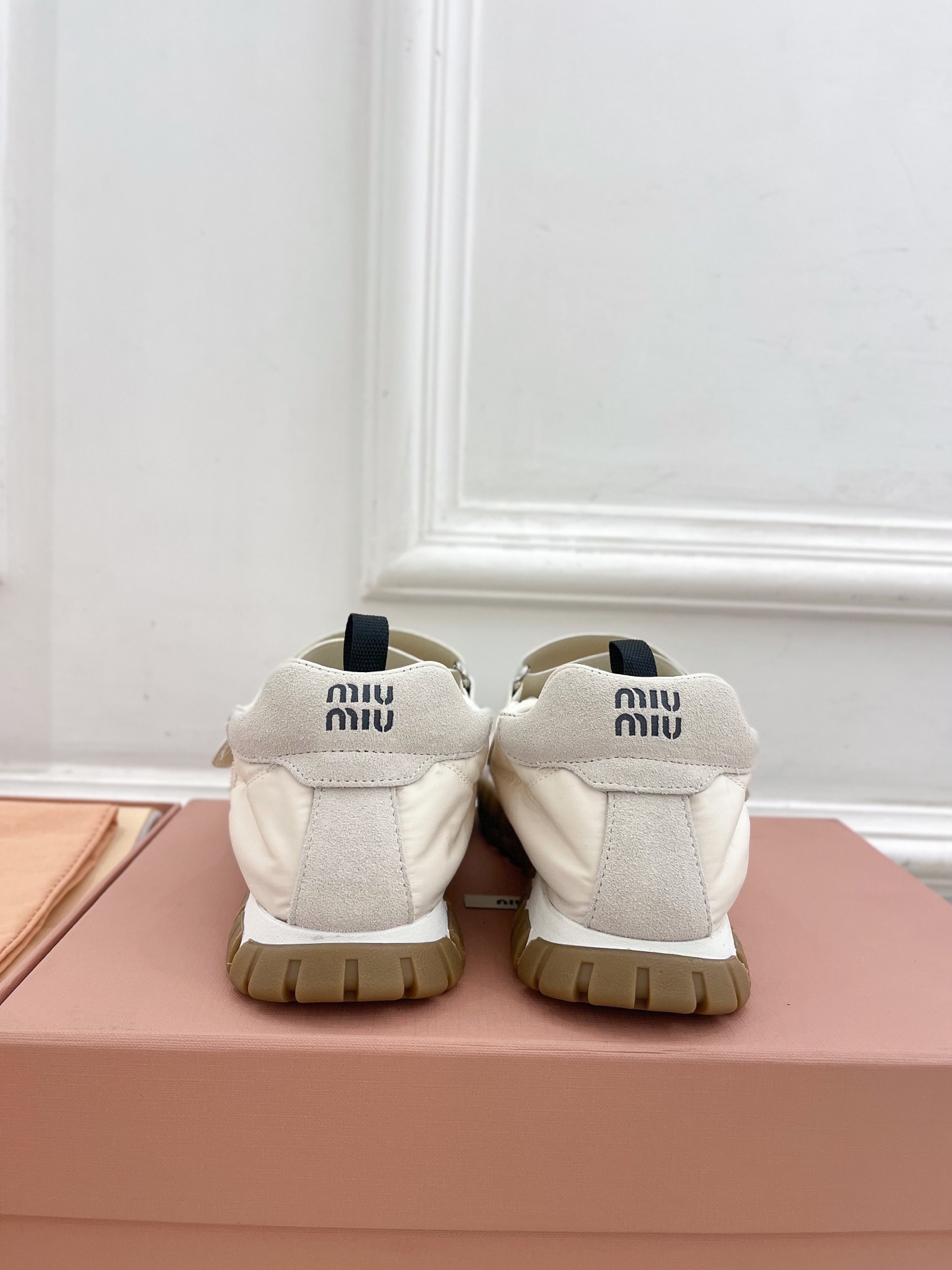 Miu Miu | 缪缪  25𝐬𝐬

🖤专柜主打最新秀款 2025早春新品Tyre系列魔术贴芭蕾平底鞋