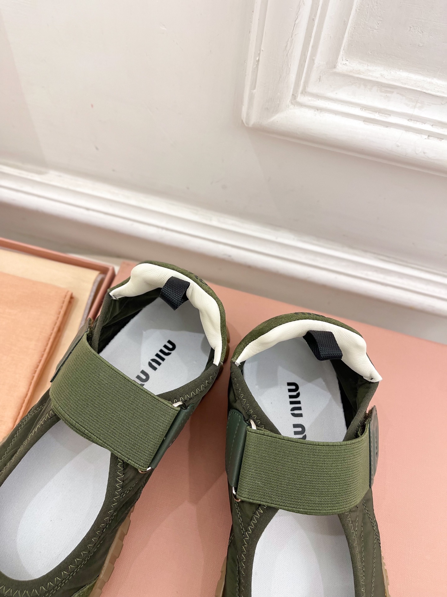 Miu Miu | 缪缪  25𝐬𝐬

🖤专柜主打最新秀款 2025早春新品Tyre系列魔术贴芭蕾平底鞋