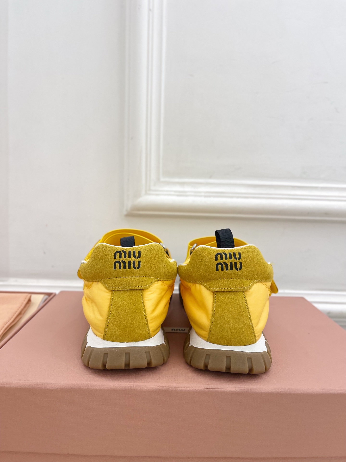 Miu Miu | 缪缪  25𝐬𝐬

🖤专柜主打最新秀款 2025早春新品Tyre系列魔术贴芭蕾平底鞋