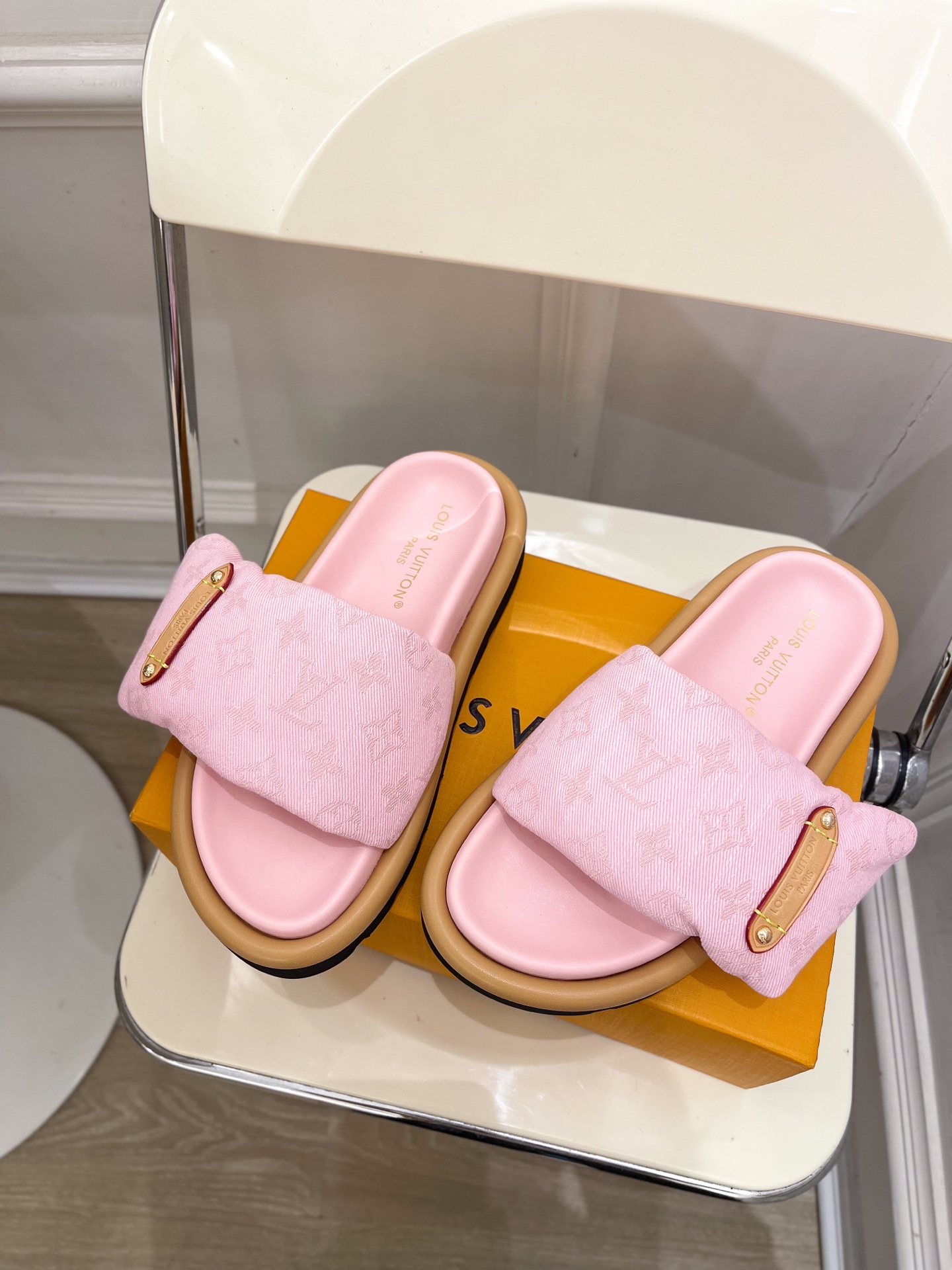 LV | 路易威登 25𝐬𝐬 
🧡💚2025春夏新品 顶级版本⚠️
专柜主打最新款POOL PILLOW