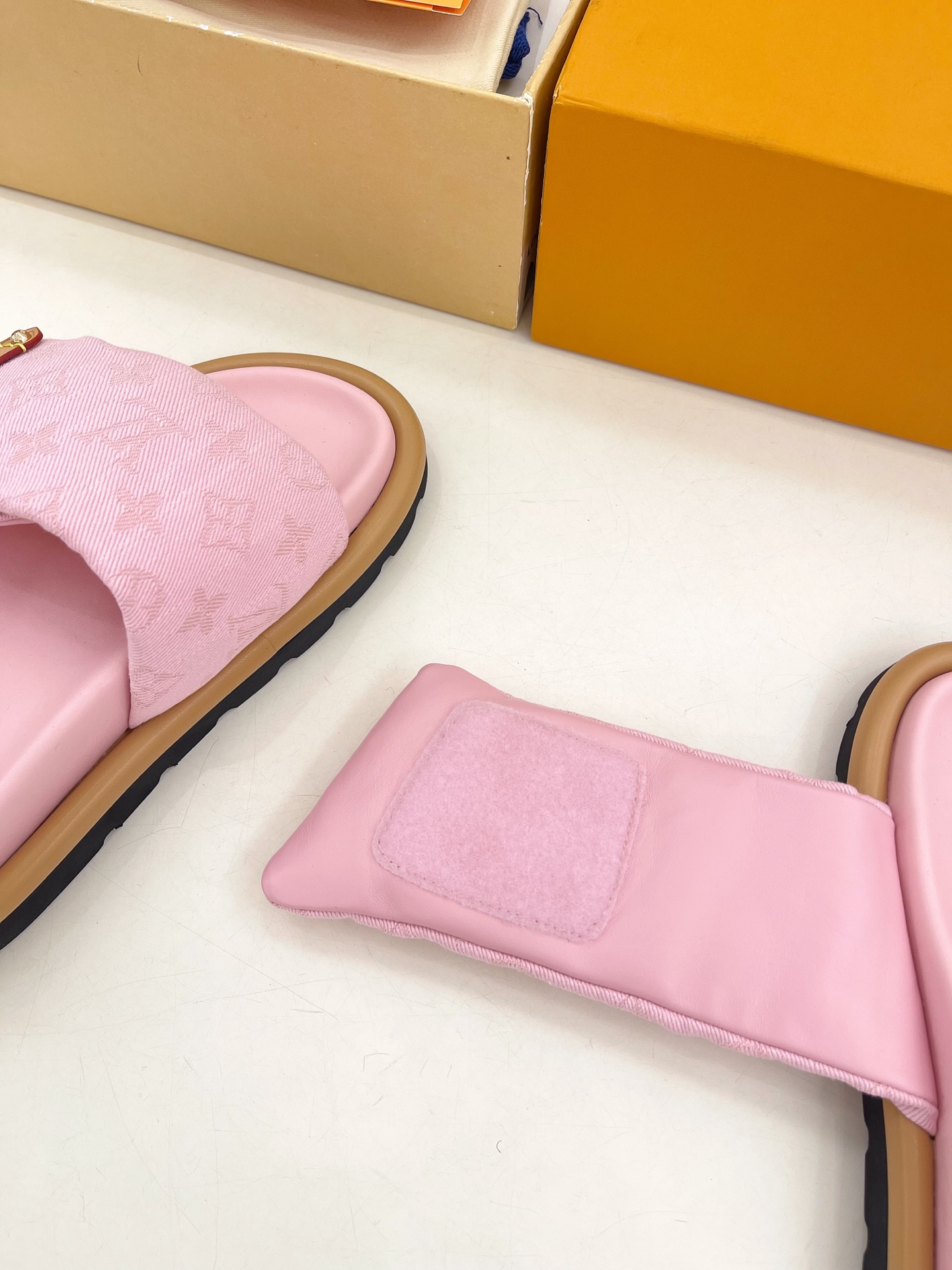 LV | 路易威登 25𝐬𝐬 
🧡💚2025春夏新品 顶级版本⚠️
专柜主打最新款POOL PILLOW