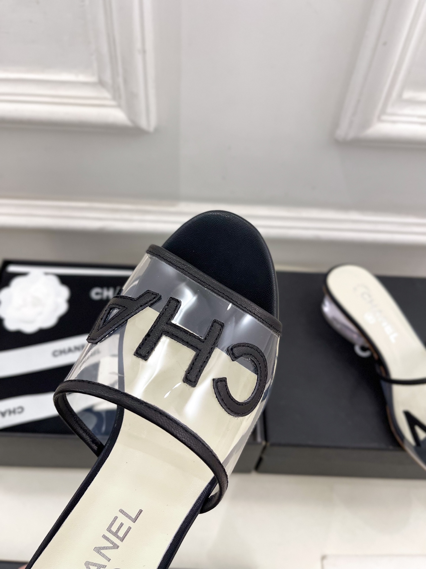 𝐂𝐇𝐀𝐍𝐄𝐋  | 小香  25𝐬𝐬 

🦋2025 春夏新品  专柜经典款 小香透明胶字母logo水晶