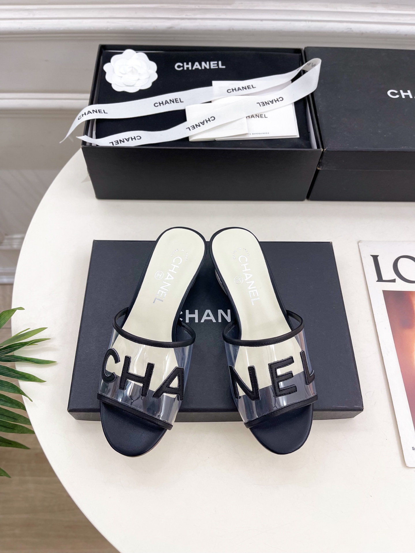 𝐂𝐇𝐀𝐍𝐄𝐋  | 小香  25𝐬𝐬 

🦋2025 春夏新品  专柜经典款 小香透明胶字母logo水晶