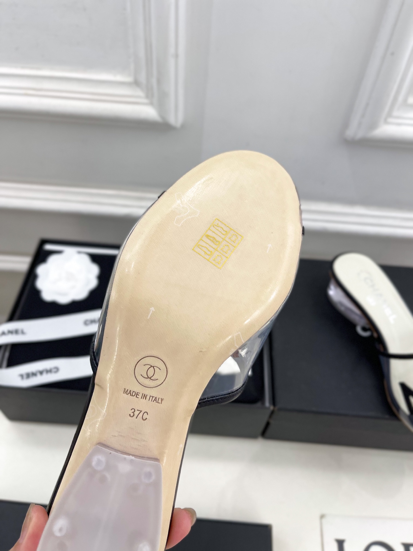 𝐂𝐇𝐀𝐍𝐄𝐋  | 小香  25𝐬𝐬 

🦋2025 春夏新品  专柜经典款 小香透明胶字母logo水晶