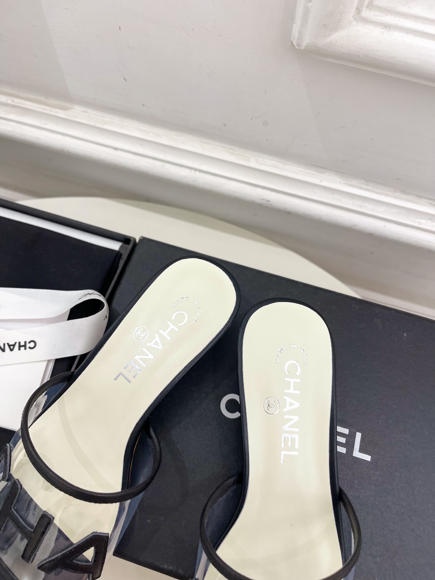 𝐂𝐇𝐀𝐍𝐄𝐋  | 小香  25𝐬𝐬 

🦋2025 春夏新品  专柜经典款 小香透明胶字母logo水晶
