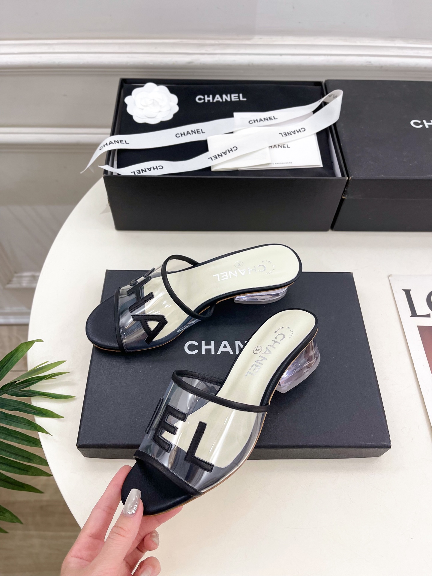 𝐂𝐇𝐀𝐍𝐄𝐋  | 小香  25𝐬𝐬 

🦋2025 春夏新品  专柜经典款 小香透明胶字母logo水晶
