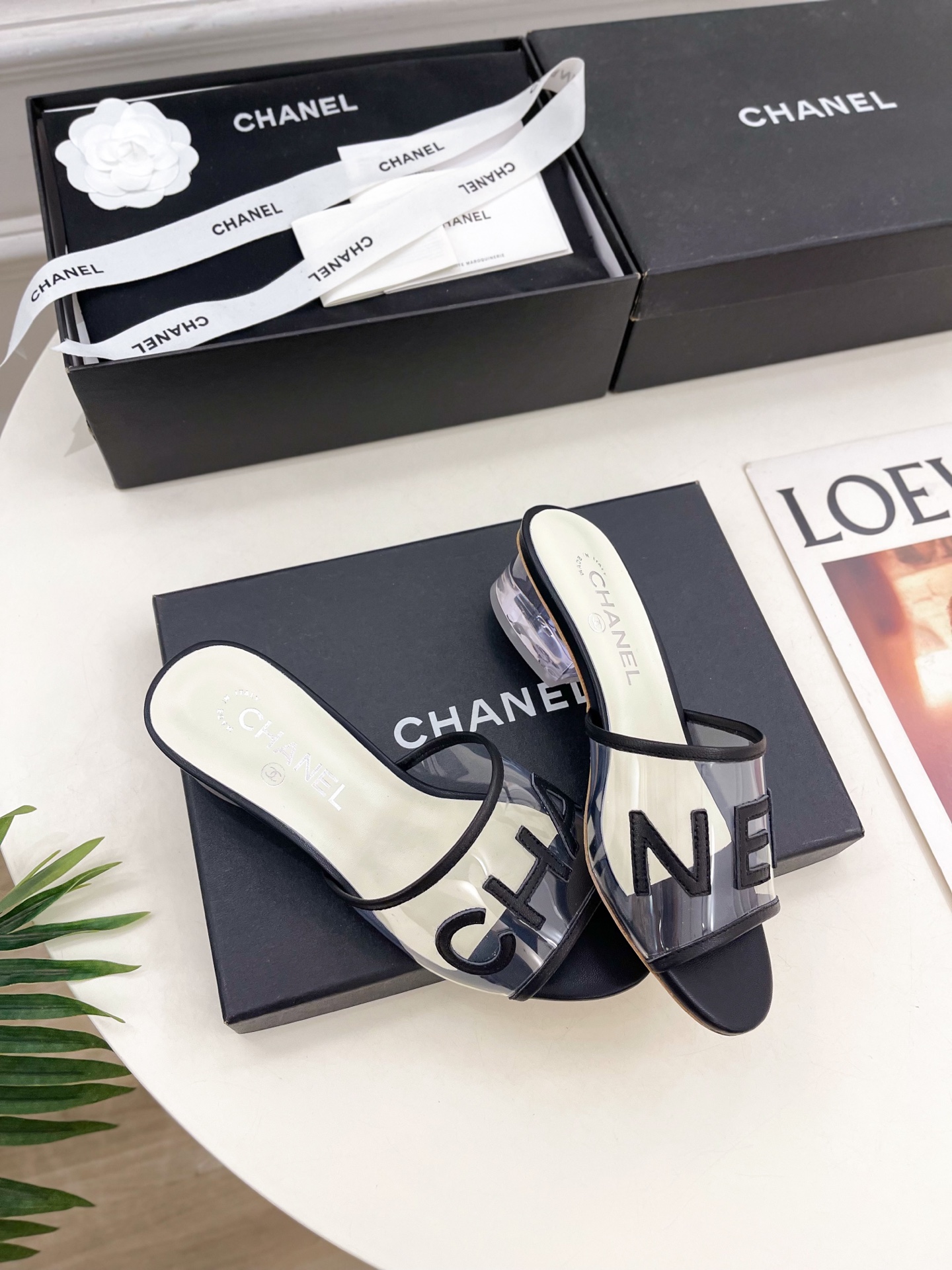 𝐂𝐇𝐀𝐍𝐄𝐋  | 小香  25𝐬𝐬 

🦋2025 春夏新品  专柜经典款 小香透明胶字母logo水晶