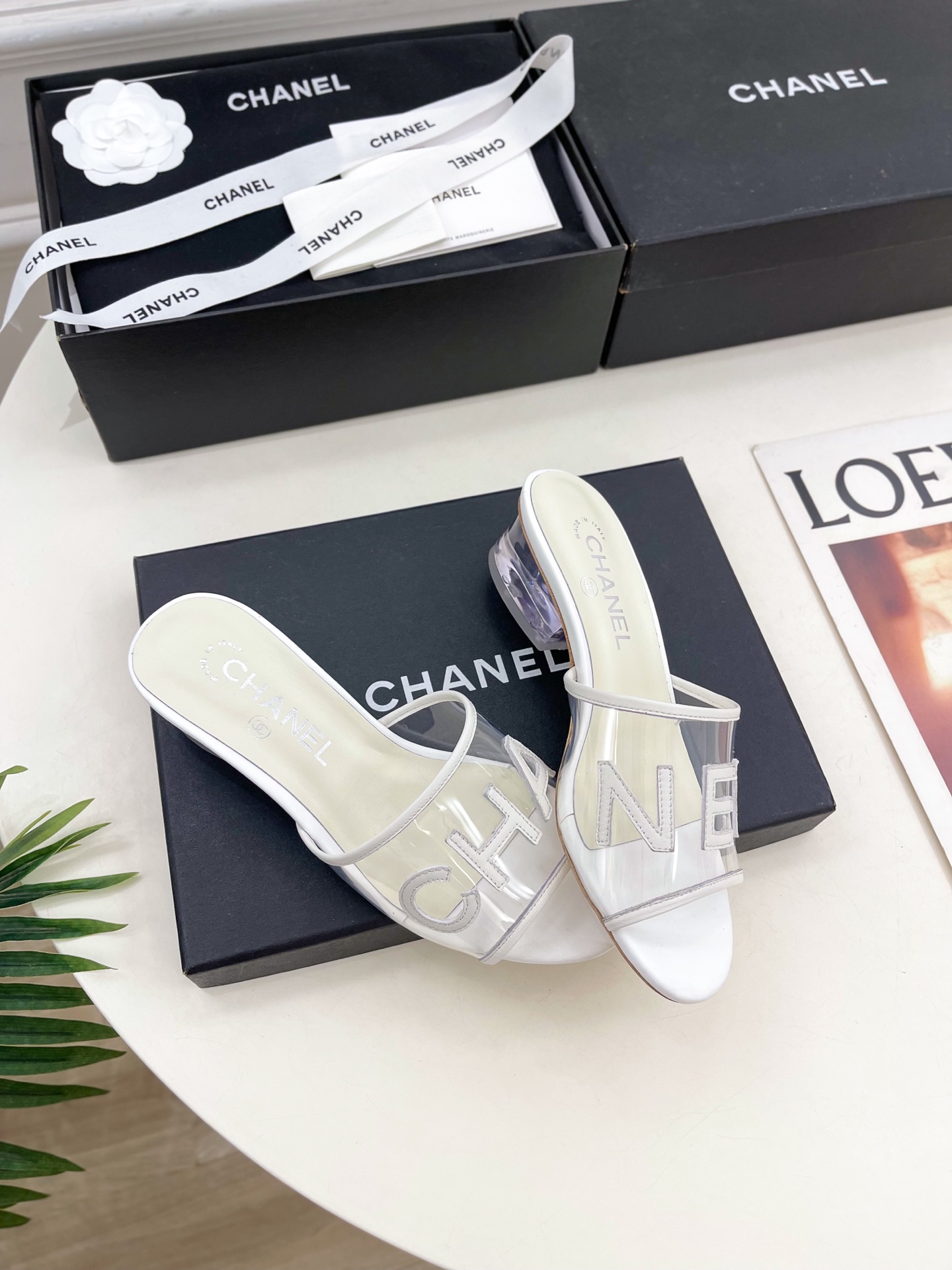 𝐂𝐇𝐀𝐍𝐄𝐋  | 小香  25𝐬𝐬 

🦋2025 春夏新品  专柜经典款 小香透明胶字母logo水晶