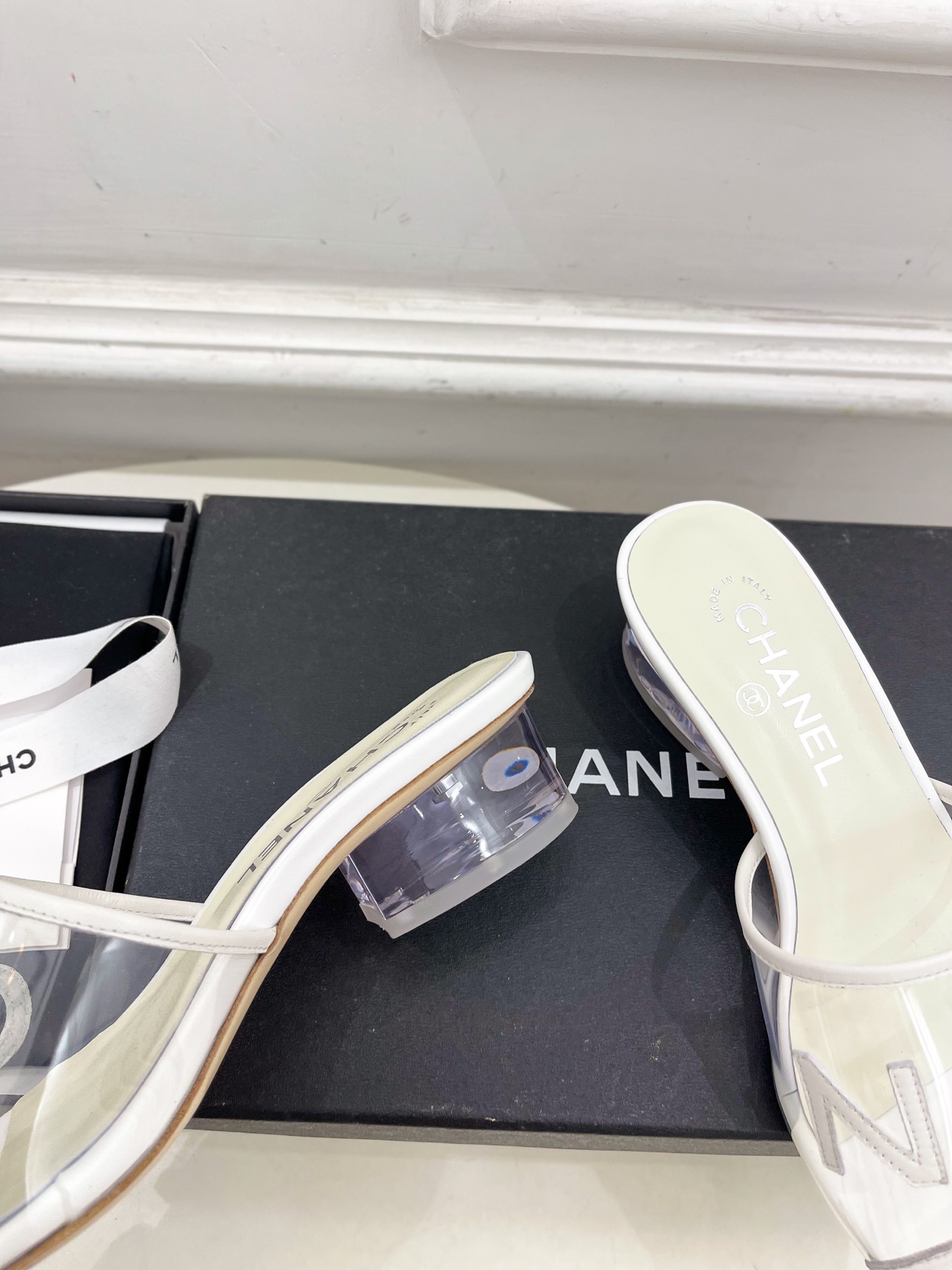 𝐂𝐇𝐀𝐍𝐄𝐋  | 小香  25𝐬𝐬 

🦋2025 春夏新品  专柜经典款 小香透明胶字母logo水晶