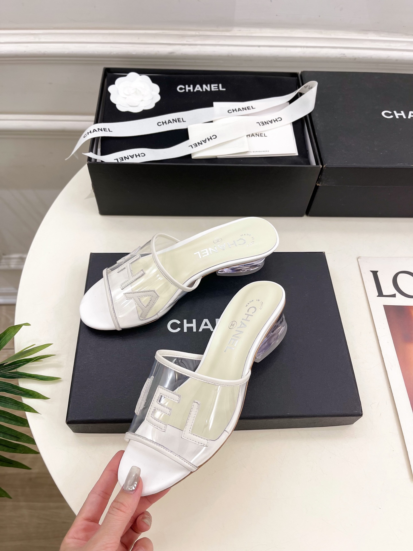 𝐂𝐇𝐀𝐍𝐄𝐋  | 小香  25𝐬𝐬 

🦋2025 春夏新品  专柜经典款 小香透明胶字母logo水晶