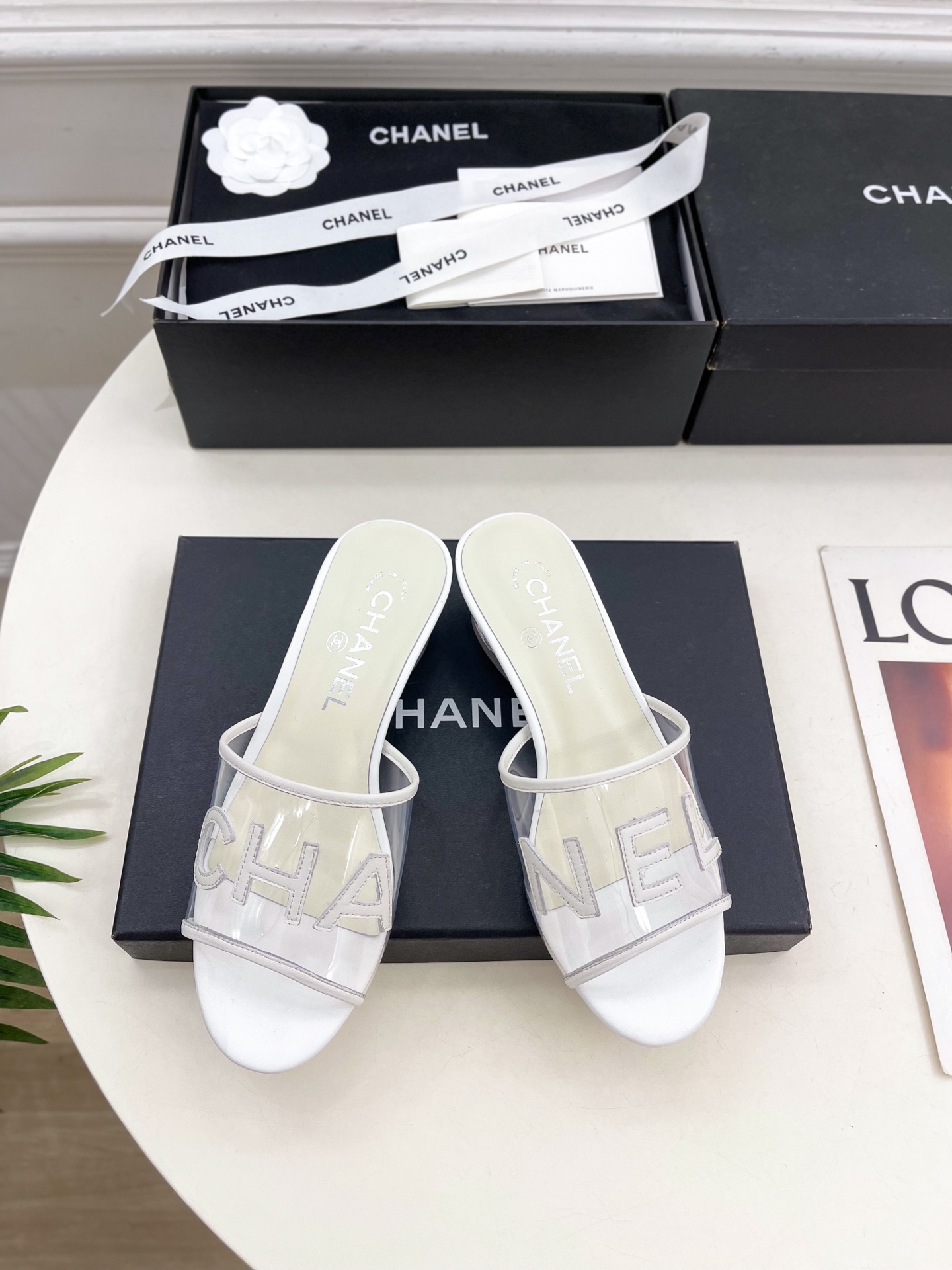 𝐂𝐇𝐀𝐍𝐄𝐋  | 小香  25𝐬𝐬 

🦋2025 春夏新品  专柜经典款 小香透明胶字母logo水晶
