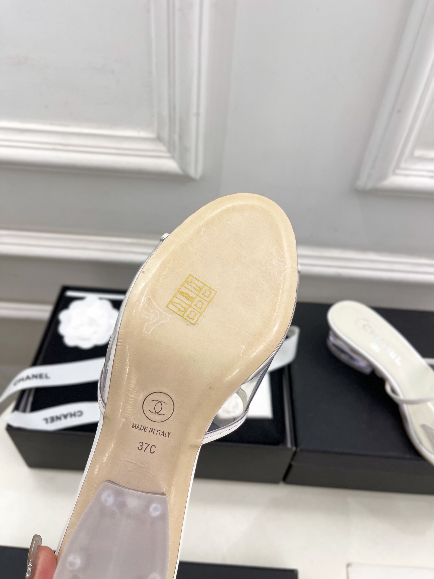 𝐂𝐇𝐀𝐍𝐄𝐋  | 小香  25𝐬𝐬 

🦋2025 春夏新品  专柜经典款 小香透明胶字母logo水晶