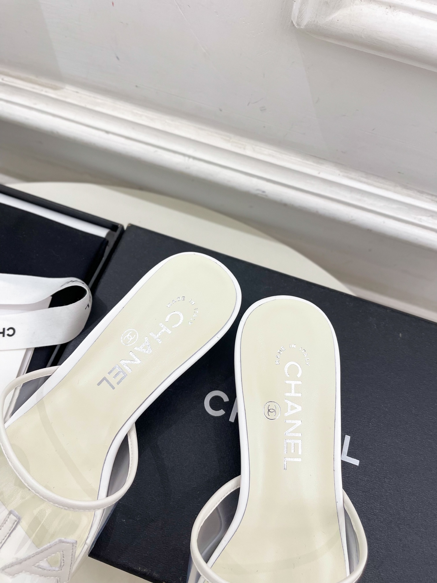 𝐂𝐇𝐀𝐍𝐄𝐋  | 小香  25𝐬𝐬 

🦋2025 春夏新品  专柜经典款 小香透明胶字母logo水晶