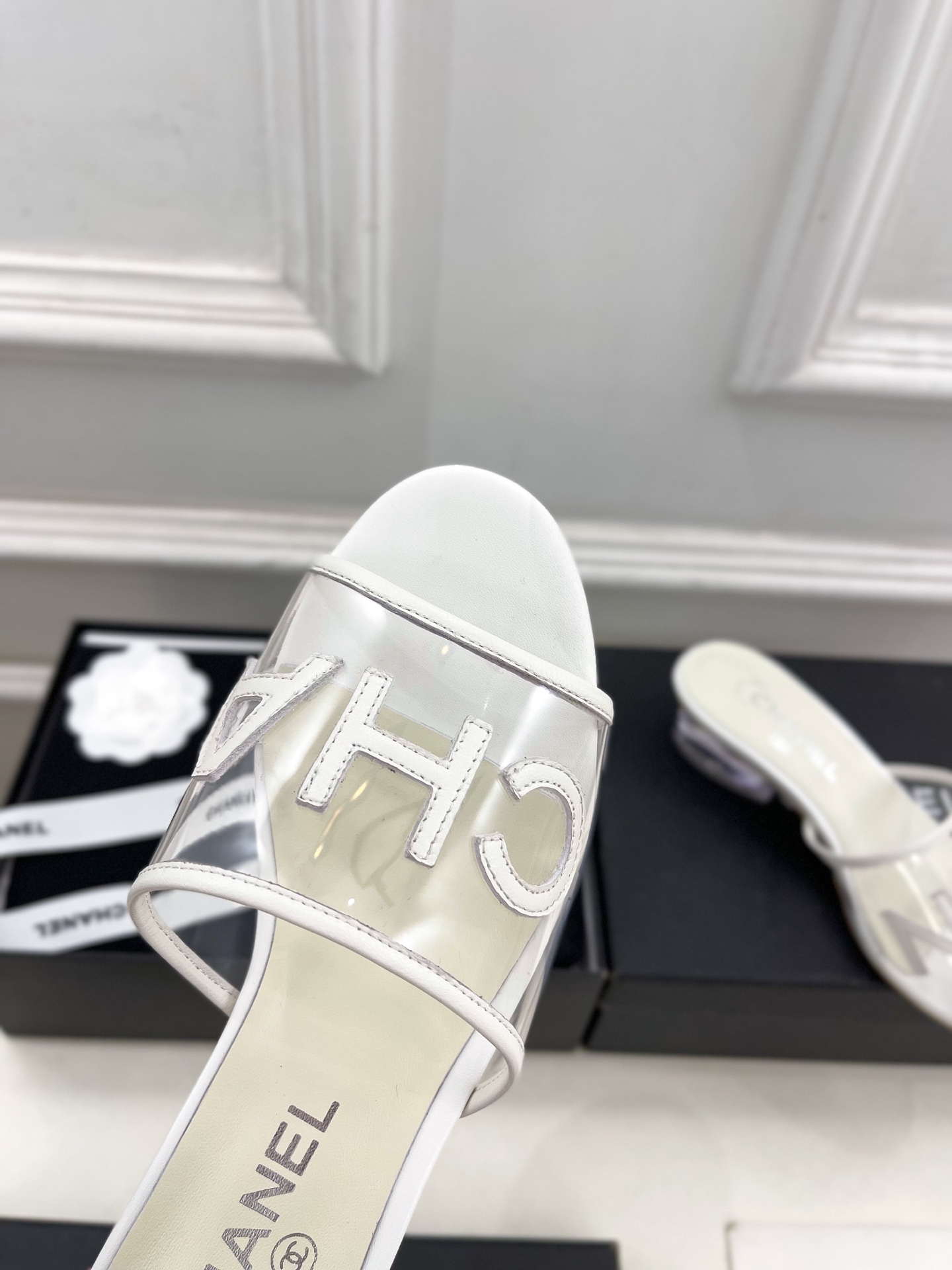 𝐂𝐇𝐀𝐍𝐄𝐋  | 小香  25𝐬𝐬 

🦋2025 春夏新品  专柜经典款 小香透明胶字母logo水晶
