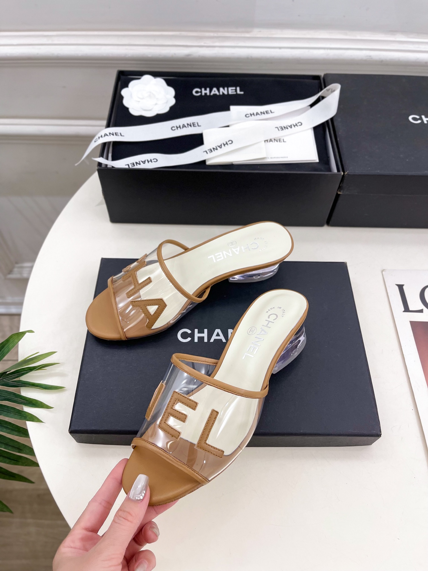 𝐂𝐇𝐀𝐍𝐄𝐋  | 小香  25𝐬𝐬 

🦋2025 春夏新品  专柜经典款 小香透明胶字母logo水晶