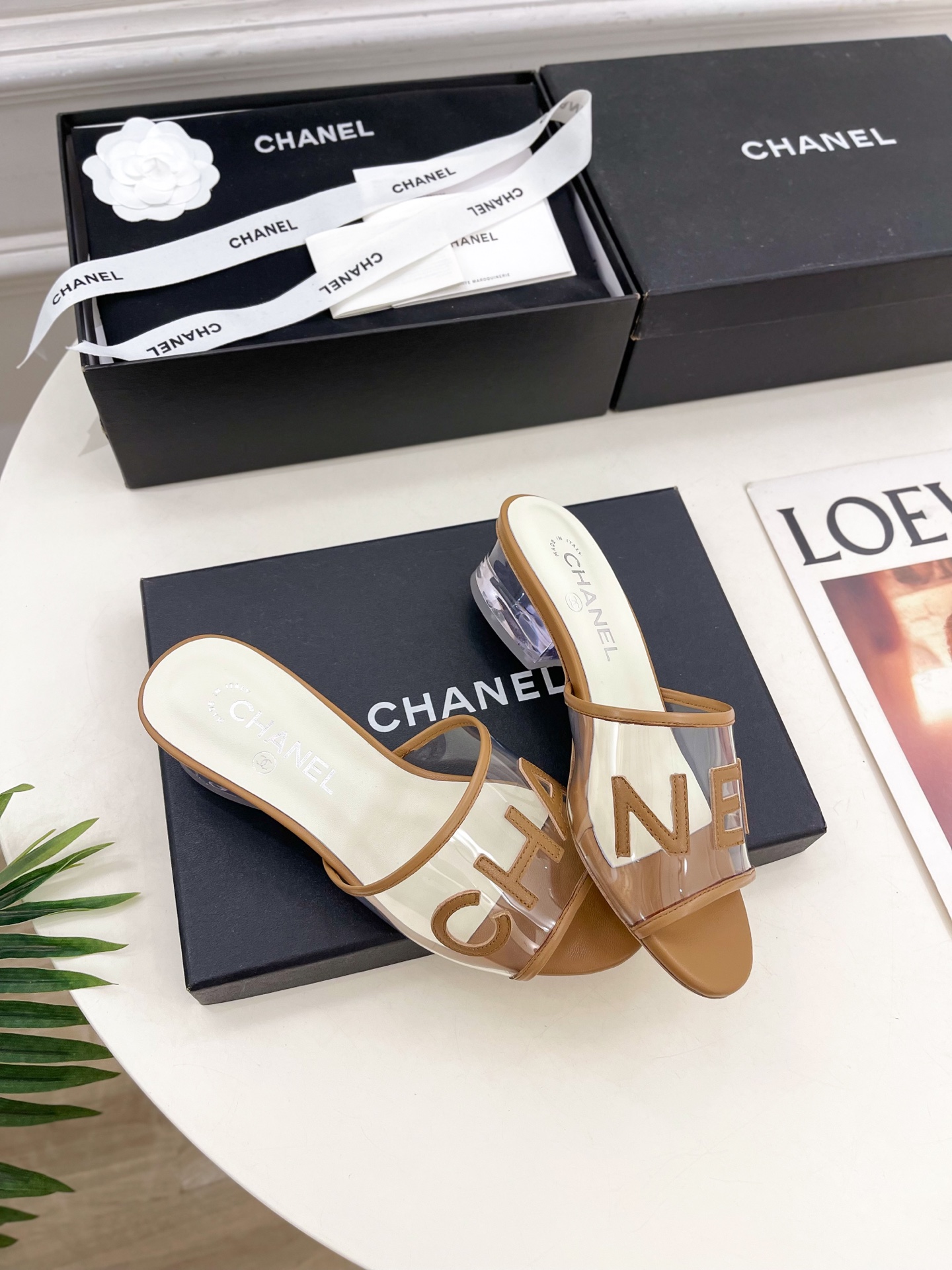 𝐂𝐇𝐀𝐍𝐄𝐋  | 小香  25𝐬𝐬 

🦋2025 春夏新品  专柜经典款 小香透明胶字母logo水晶