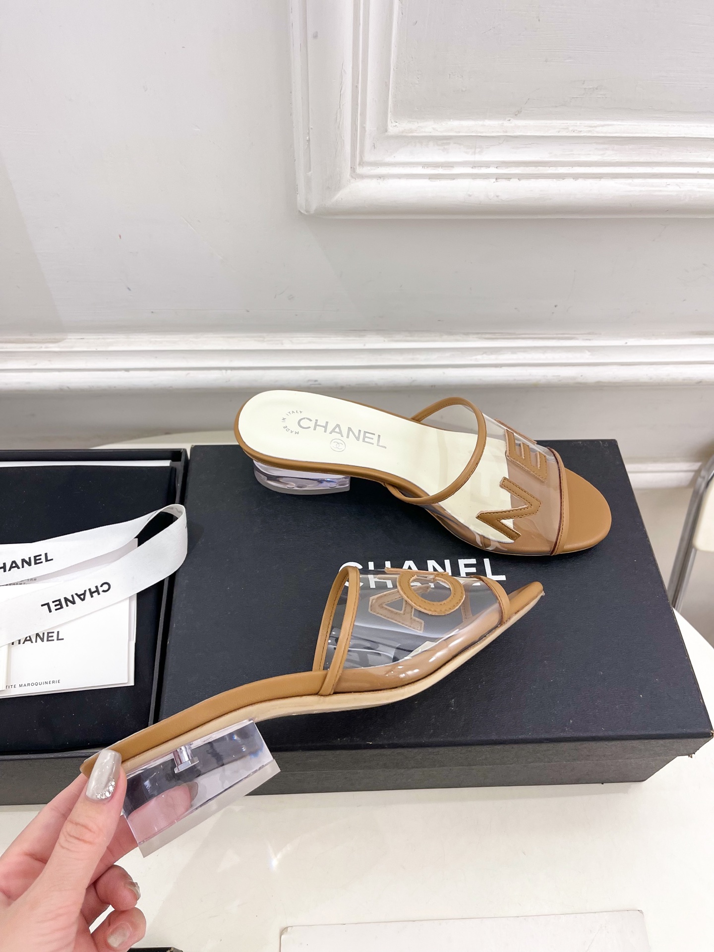 𝐂𝐇𝐀𝐍𝐄𝐋  | 小香  25𝐬𝐬 

🦋2025 春夏新品  专柜经典款 小香透明胶字母logo水晶