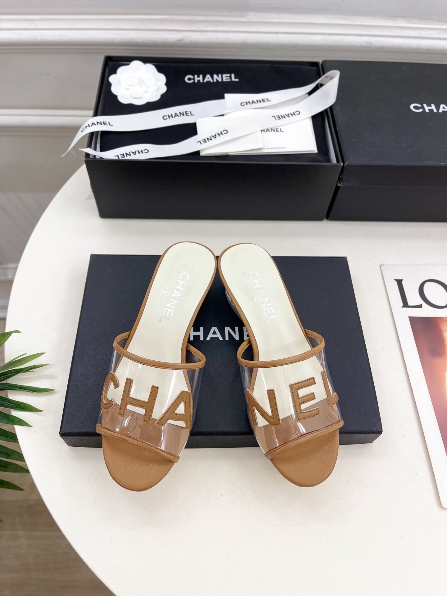 𝐂𝐇𝐀𝐍𝐄𝐋  | 小香  25𝐬𝐬 

🦋2025 春夏新品  专柜经典款 小香透明胶字母logo水晶