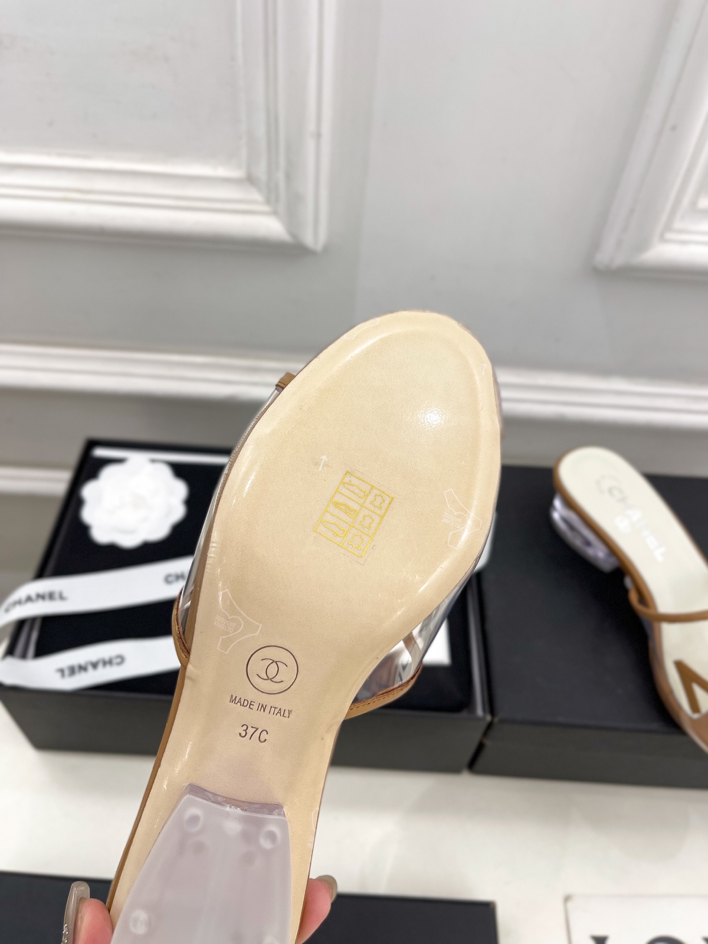 𝐂𝐇𝐀𝐍𝐄𝐋  | 小香  25𝐬𝐬 

🦋2025 春夏新品  专柜经典款 小香透明胶字母logo水晶